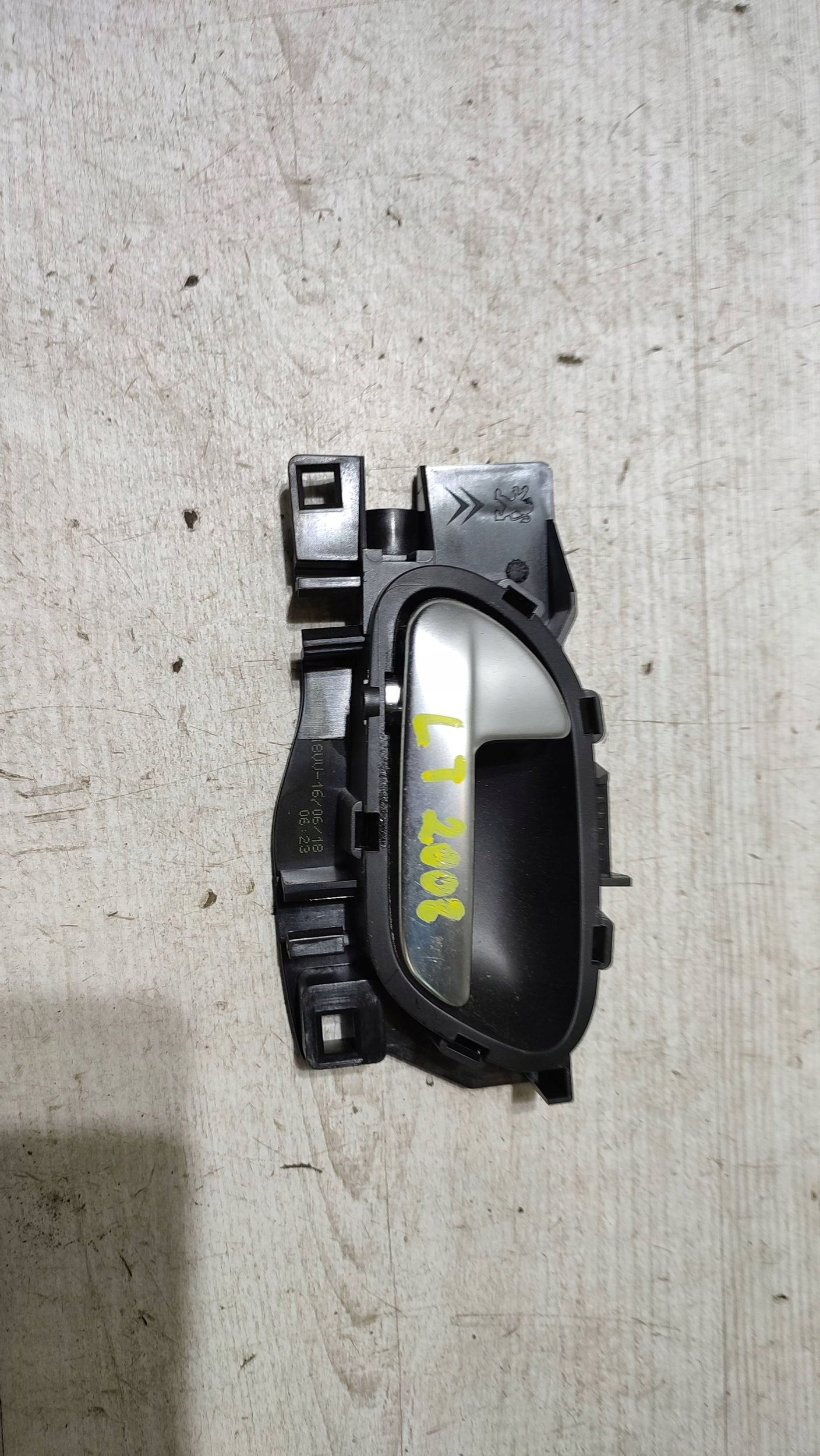 Peugeot 2008 and 2018 rear part side left handle inner