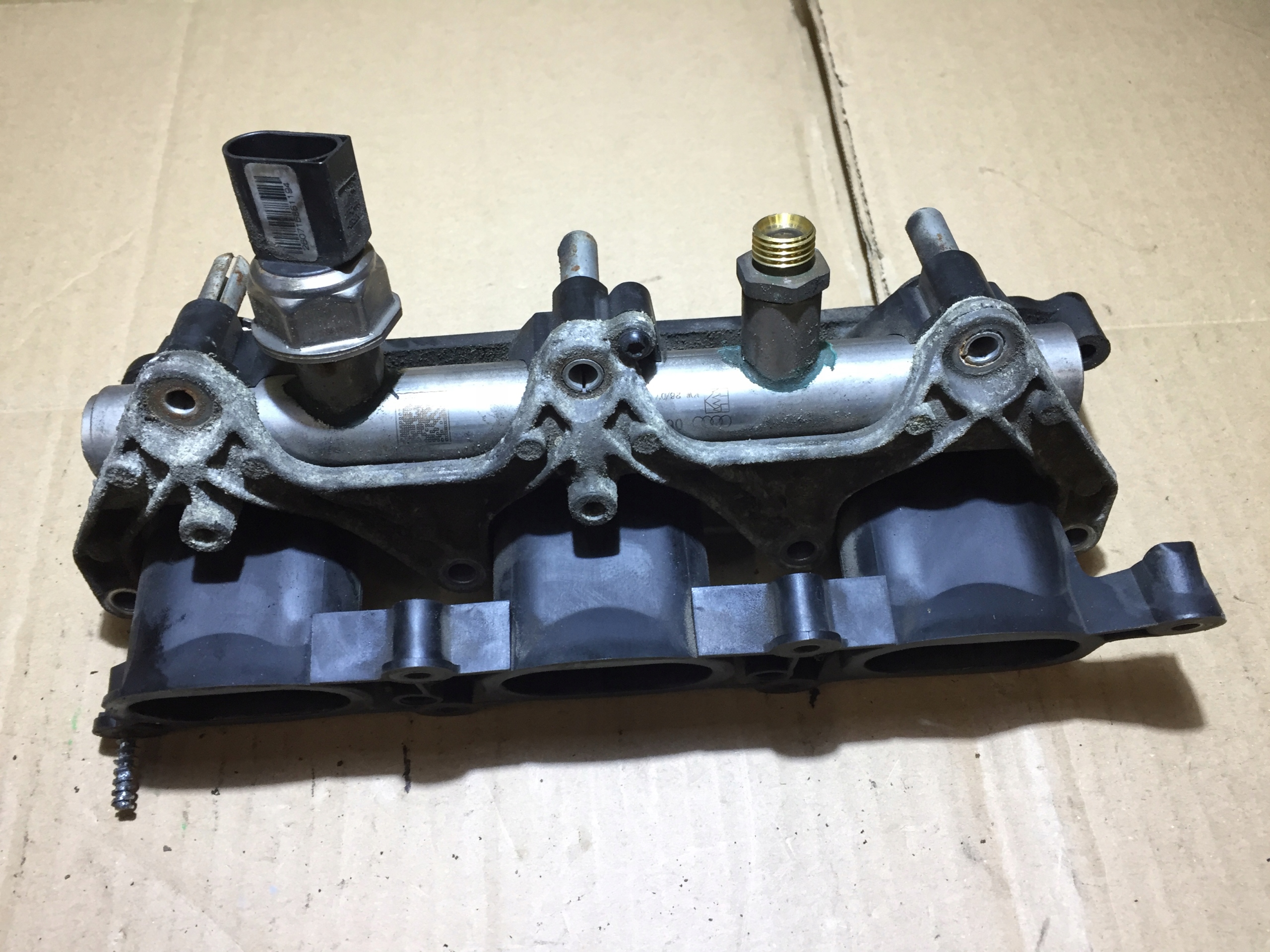A6 C6 2.8 FSI sací potrubí lišta 06E133109J