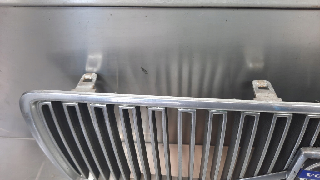 решетка радиатора 9178087 volvo S80 98-06R