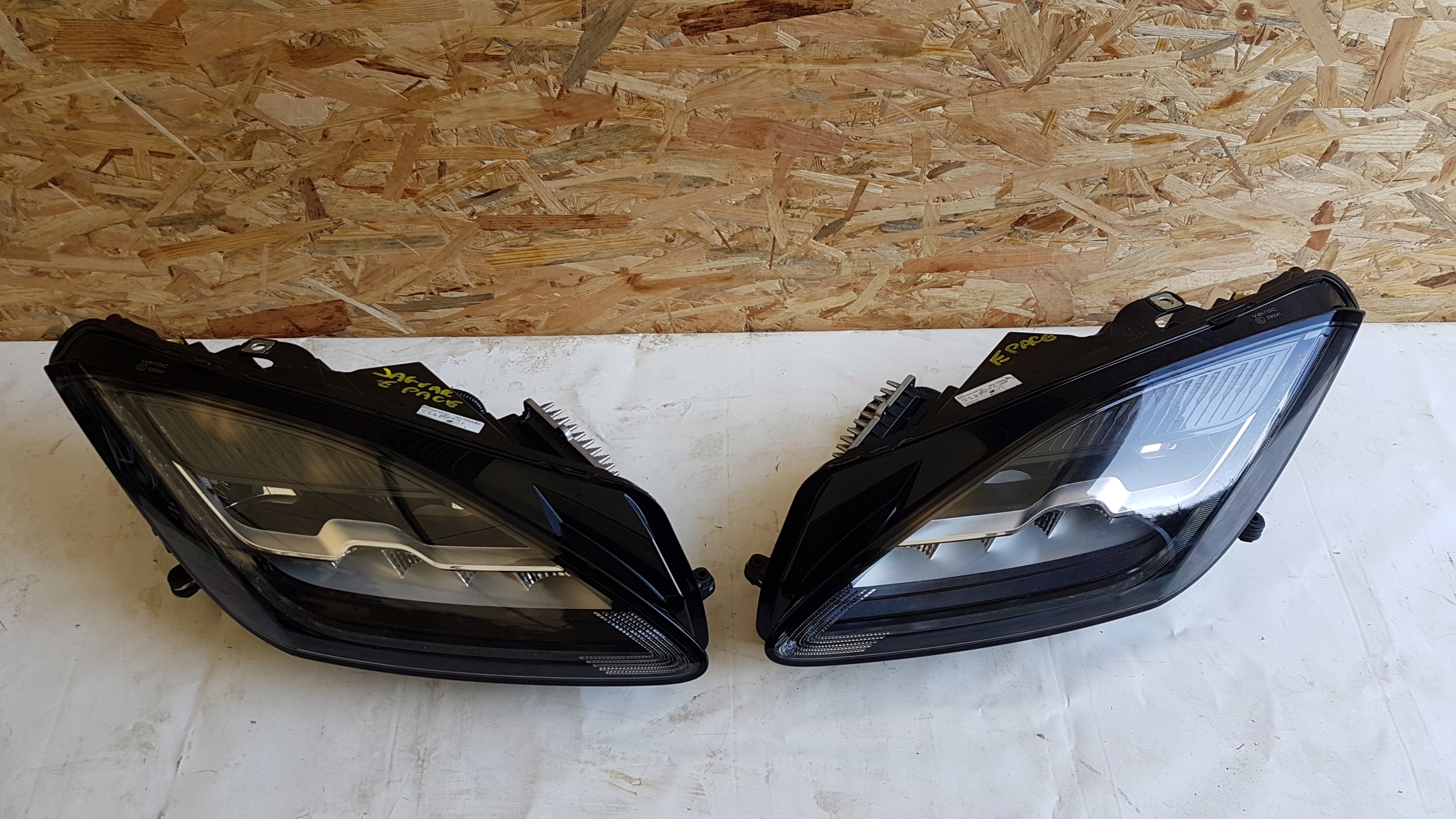 JAGUAR E-PACE LAMPY PRZÓD MID KPL