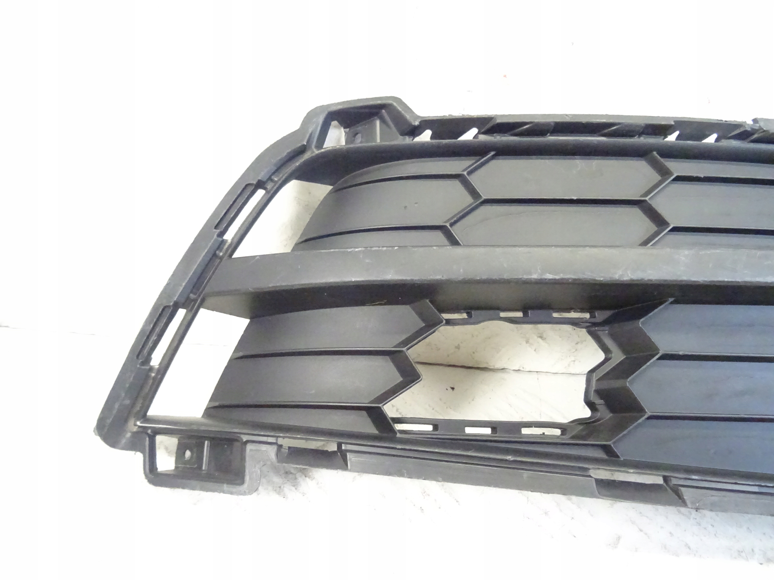 grid of a bumper front front right SKODA KAROQ 57A807368