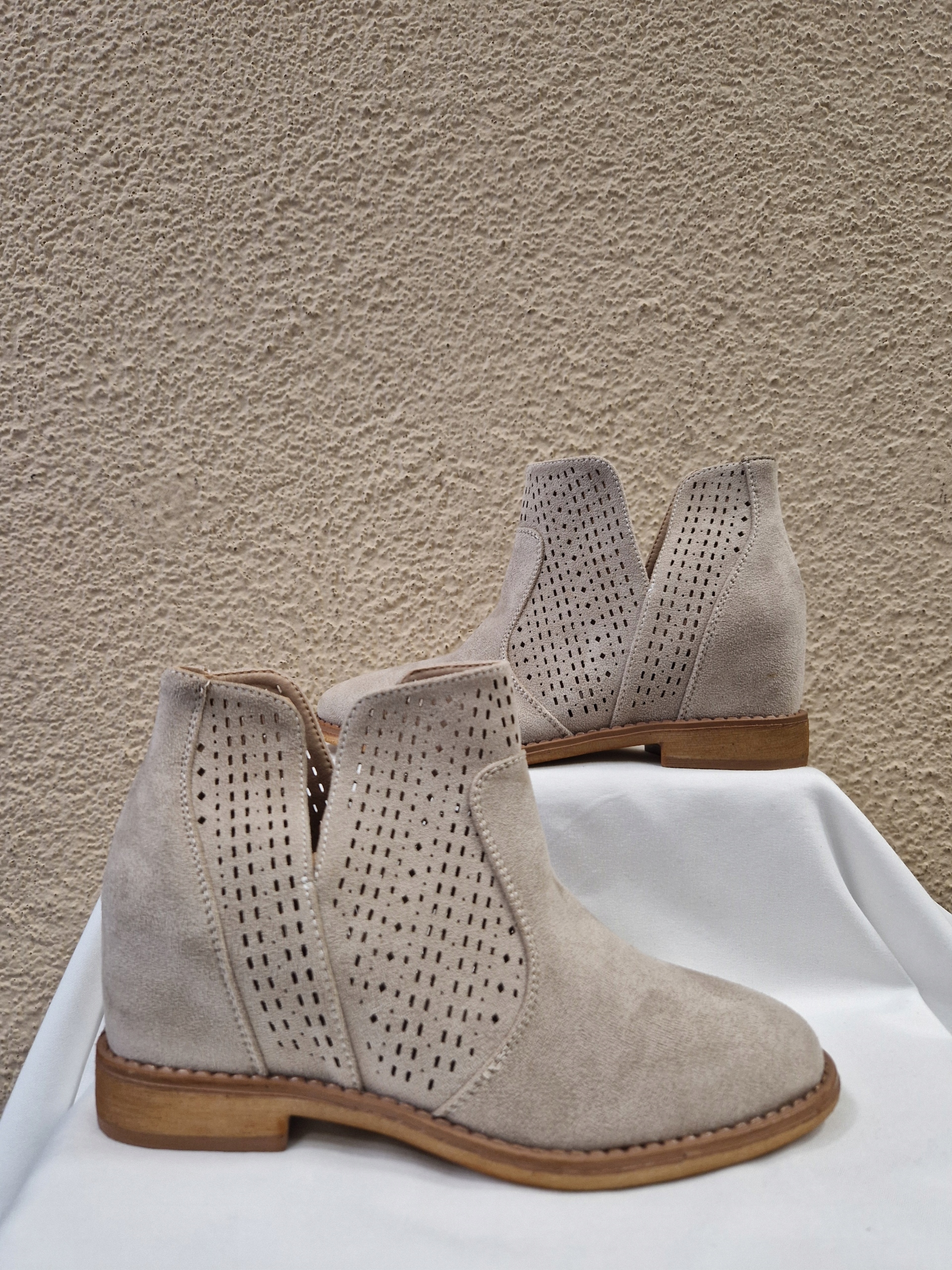 BOTKI AŻURKOWE BEŻOWE ZAMSZOWE NA UKRYTYM KOTURNIE BELLA PARIS R.39 Model A3733-8