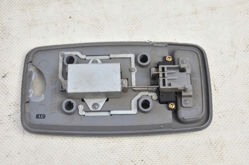 LAMPKA OŚWIETLENIA WNĘTRZA BAGAŻNIKA TYŁ LEXUS RX300 98-03 Producent części Lexus OE