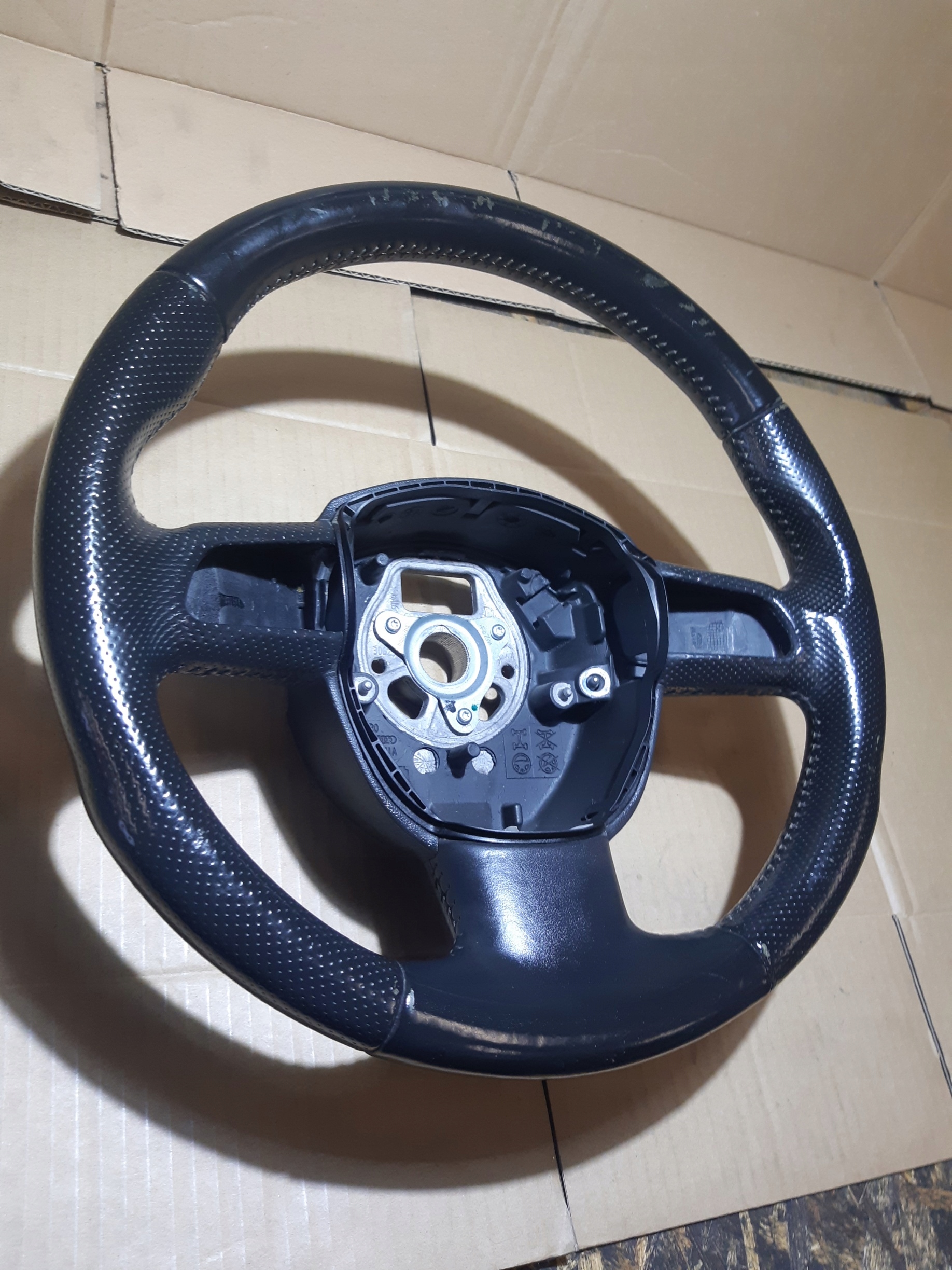 AUDI A3 A4 Q5 steering wheel, leather 3 RAM PIKOWANA 8R0419091F