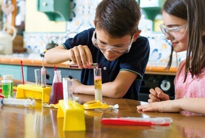 LABORATORIUM CHEMICZNE 60 Doświadczeń Clementoni Wiek dziecka 8 lat +