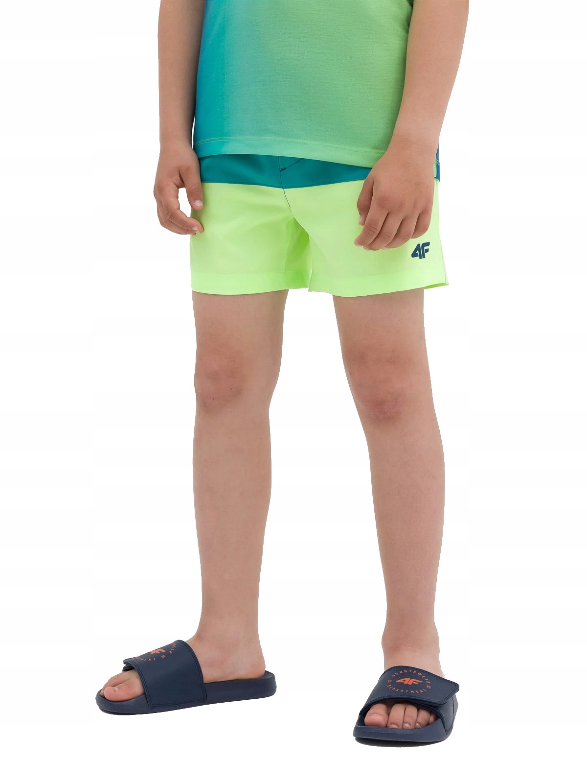4F SPODENKI CHŁOPIĘCE PLAŻOWE BOARDSHORTY SZORTY Wzór dominujący logo