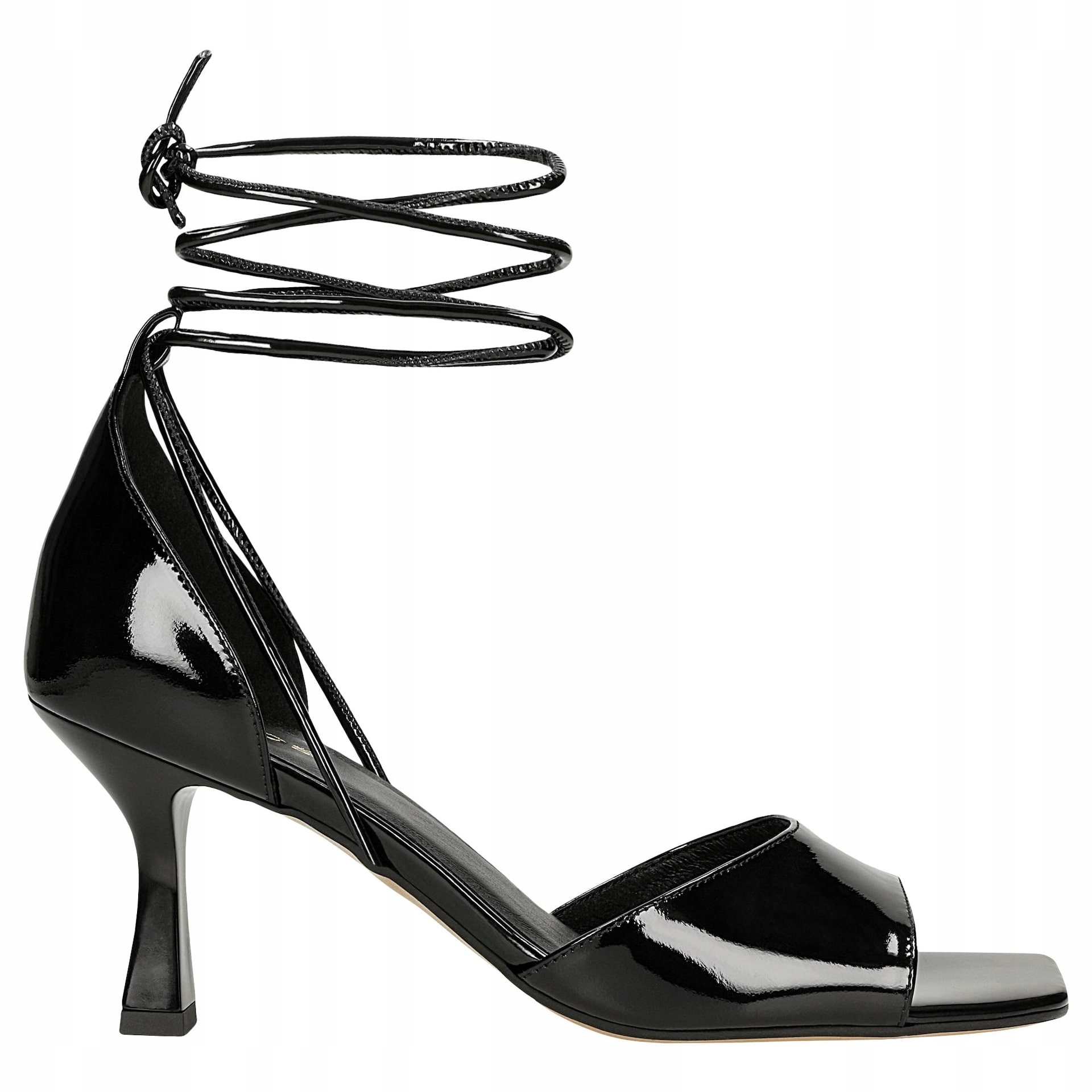 Černé lakované sandály na nízkém podpatku se zavazováním, velikost vel.