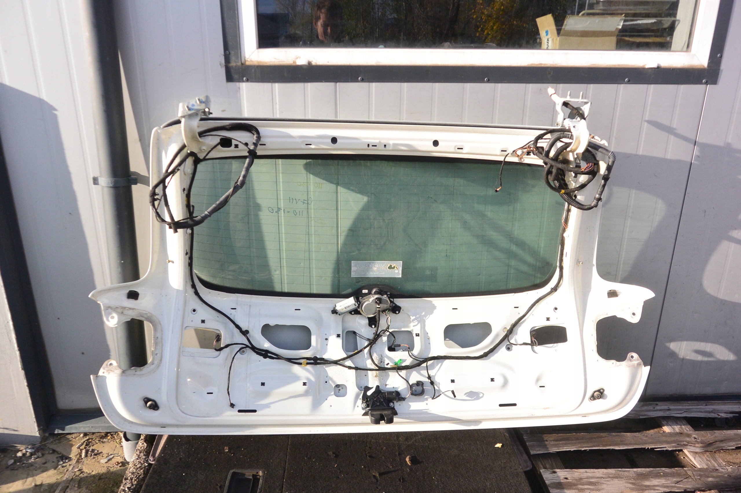 AUDI Q7 4L trunk door boot LR9A window