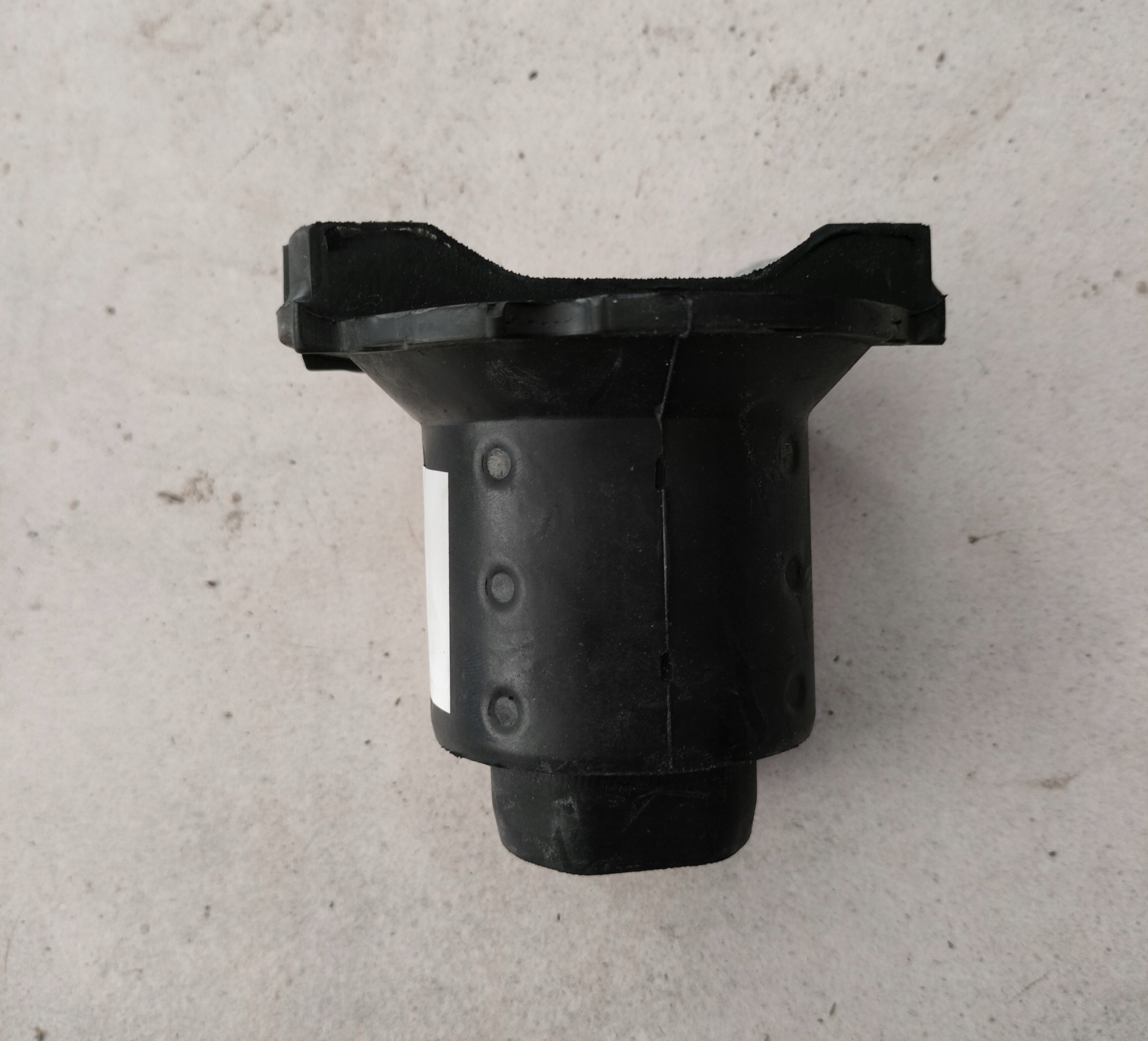 52124754AC - 2011 2023 DODGE DURANGO ВТУЛКА ДЛЯ САЛАЗОК ПЕРЕДНЯЯ ВЕРХНЯЯ