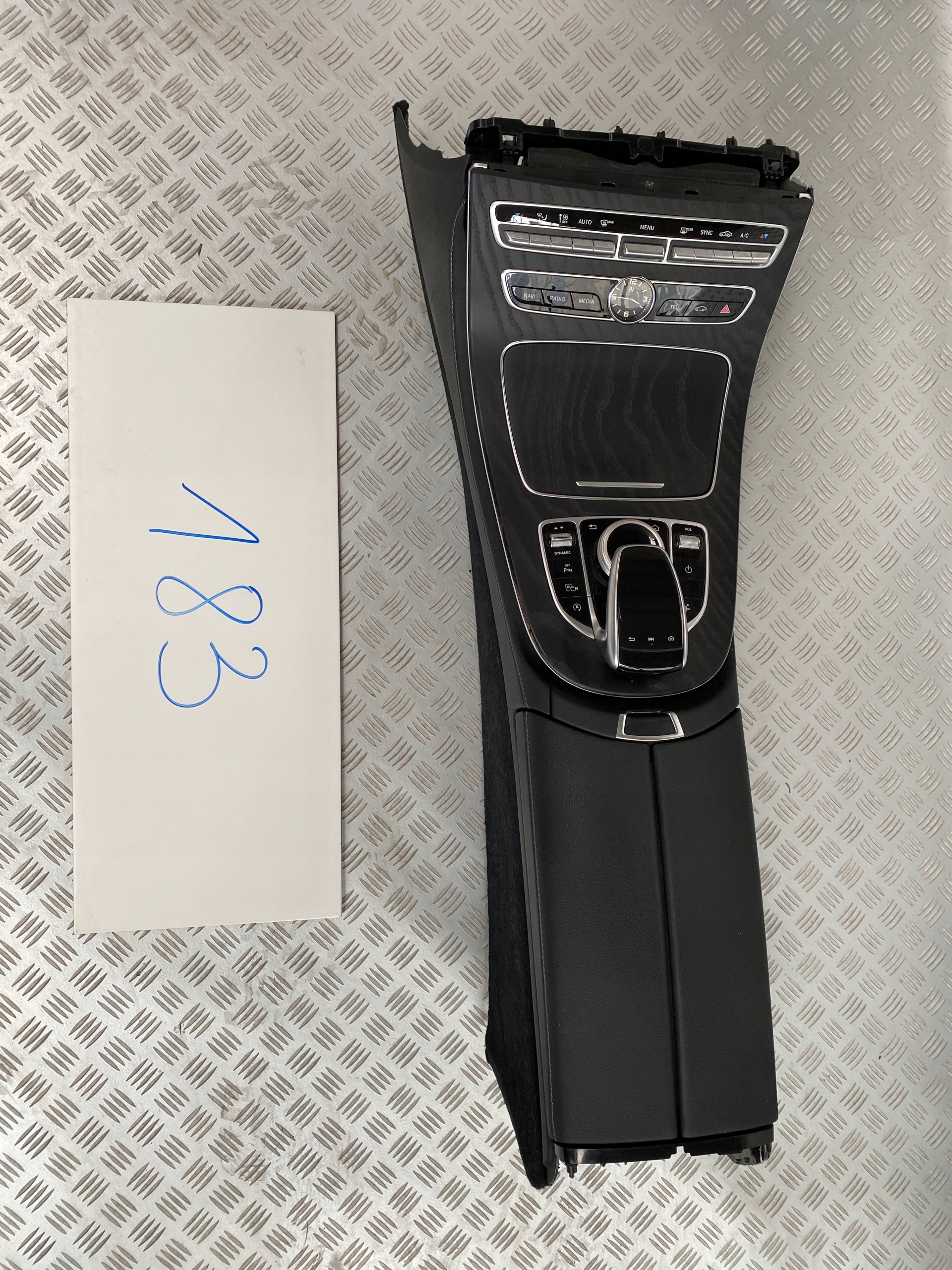 A105852206C - Центральный туннель консоль подлокотник MERCEDES W238