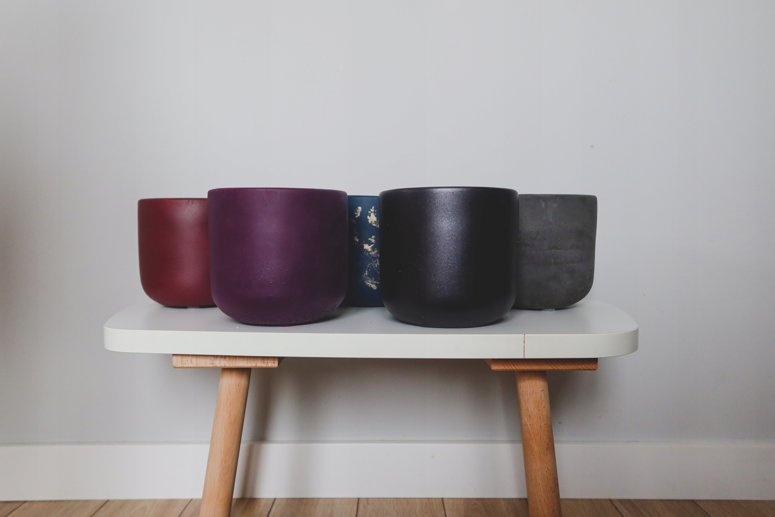 Doniczka betonowa 12cm czekoladowa lakierowana Materiał beton