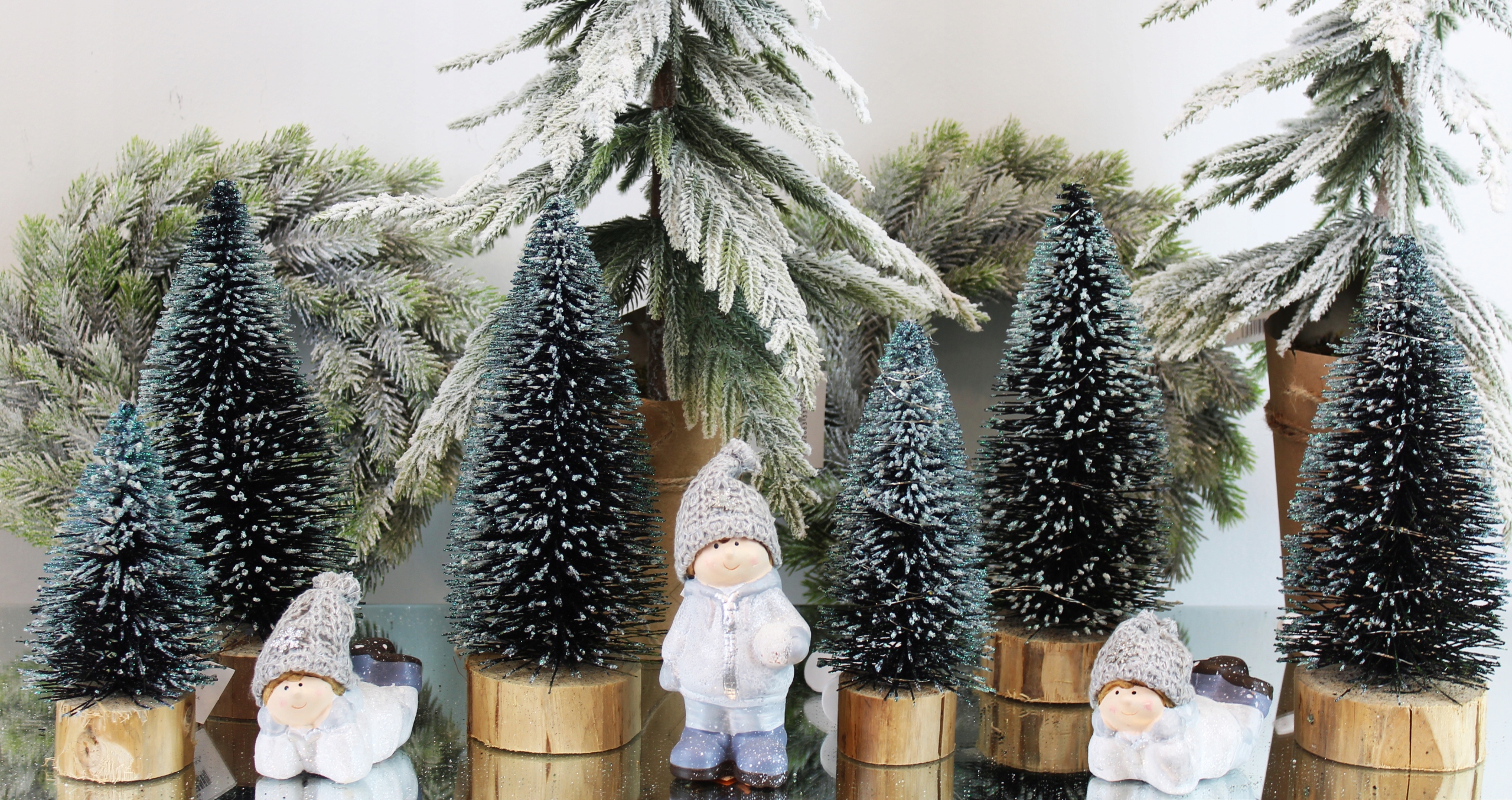 Mini choinka na pieńku z oświetleniem LED 20 cm sr Motyw Choinka