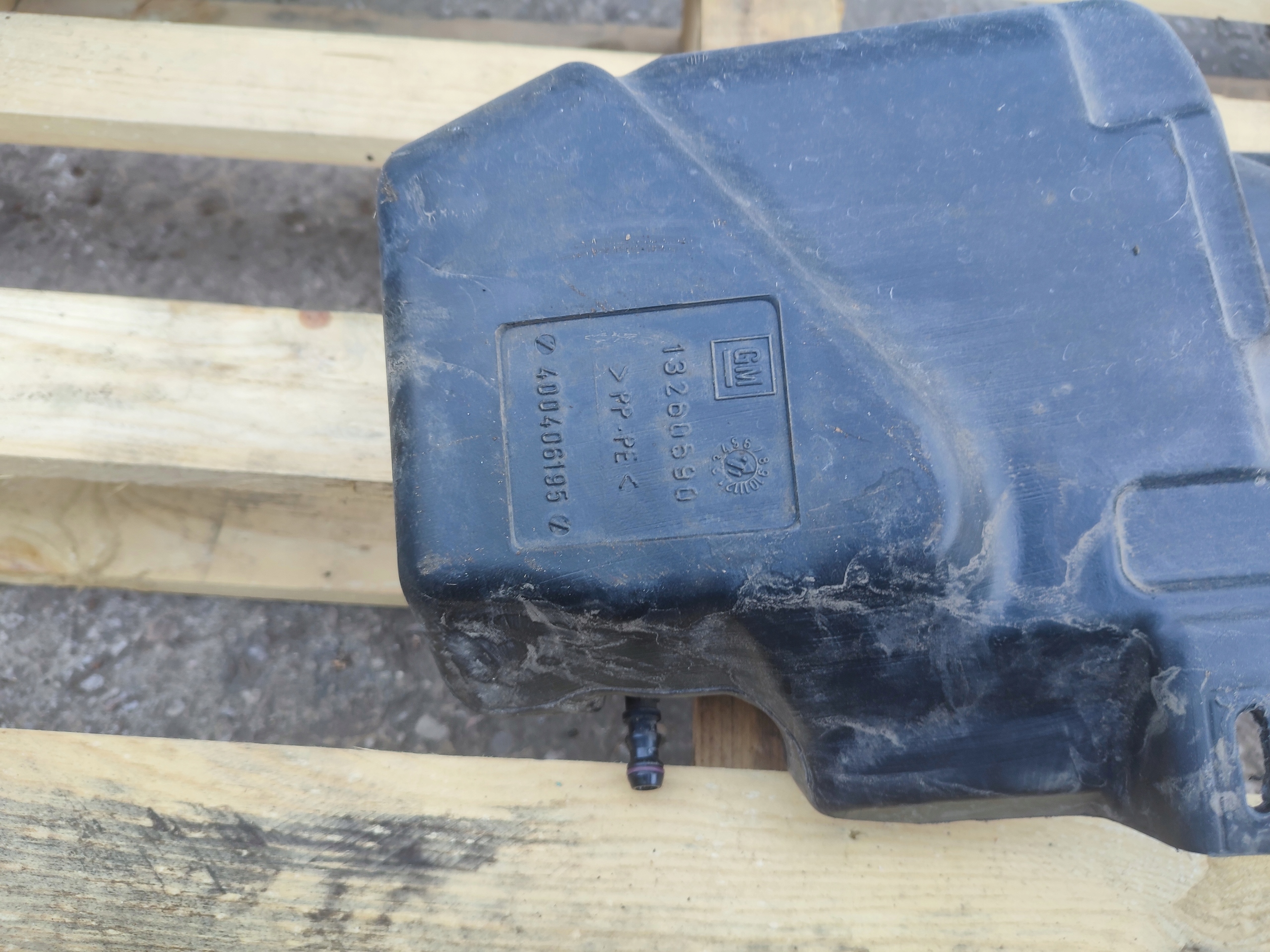 washer fluid tank OPEL ASTRA J 13260590