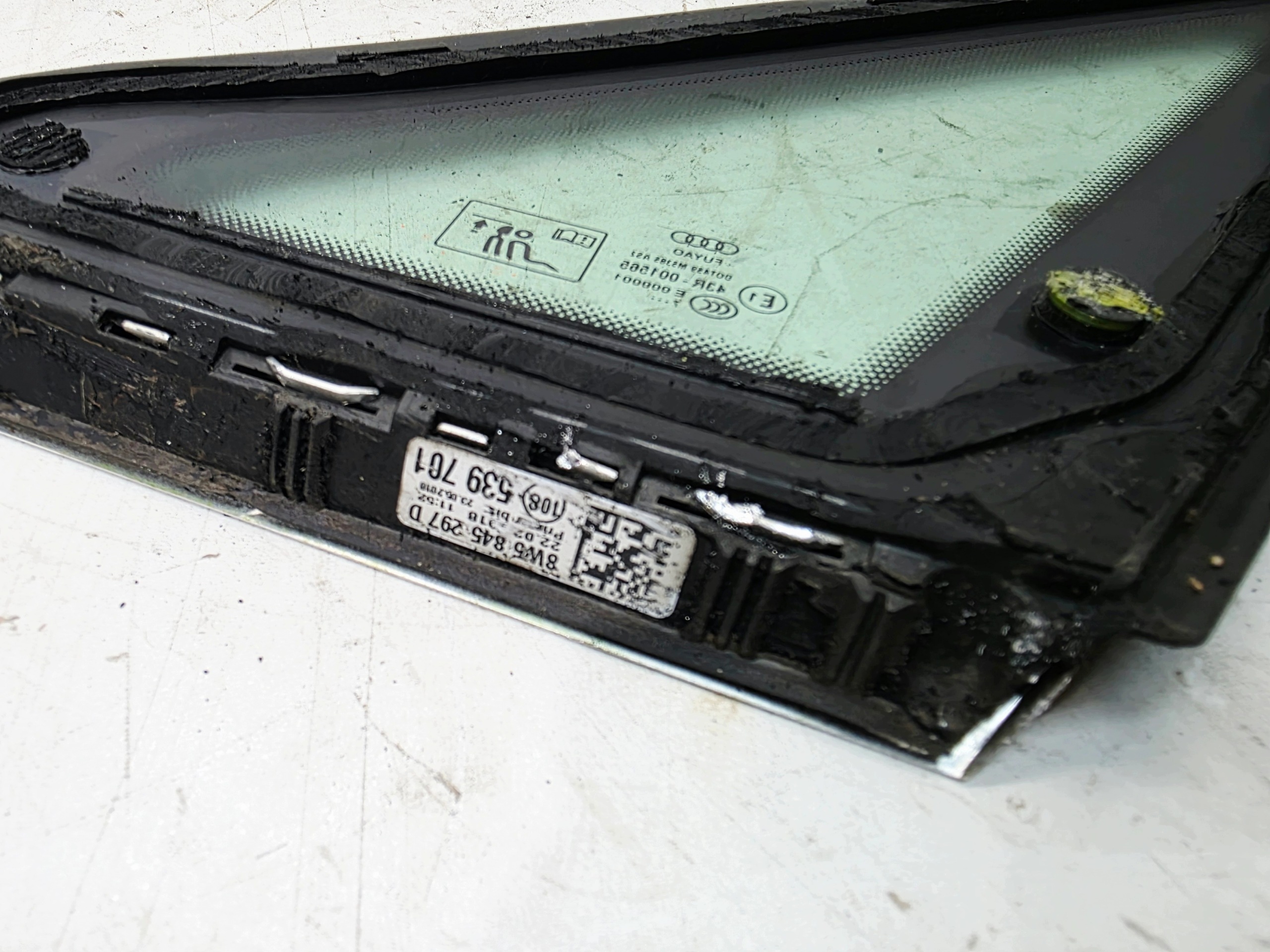 window bodywork left rear part AUDI A4 B9 sedan 8W5845297D 2017R