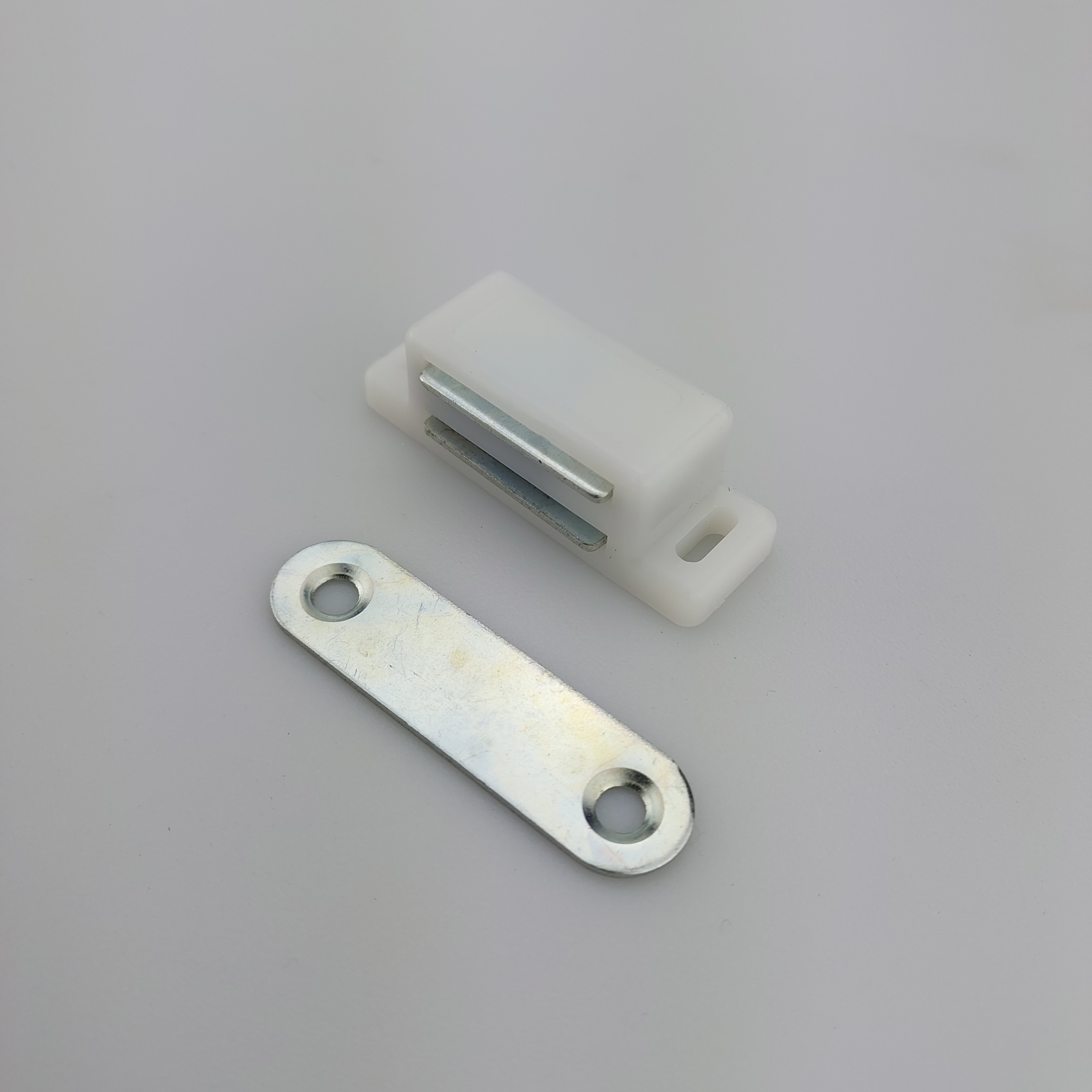 ZATRZASK MEBLOWY MAGNES ZATRZASK MAGNETYCZNY MAGNES DO DRZWI MOCNY BIAŁY Kod producenta 00000411