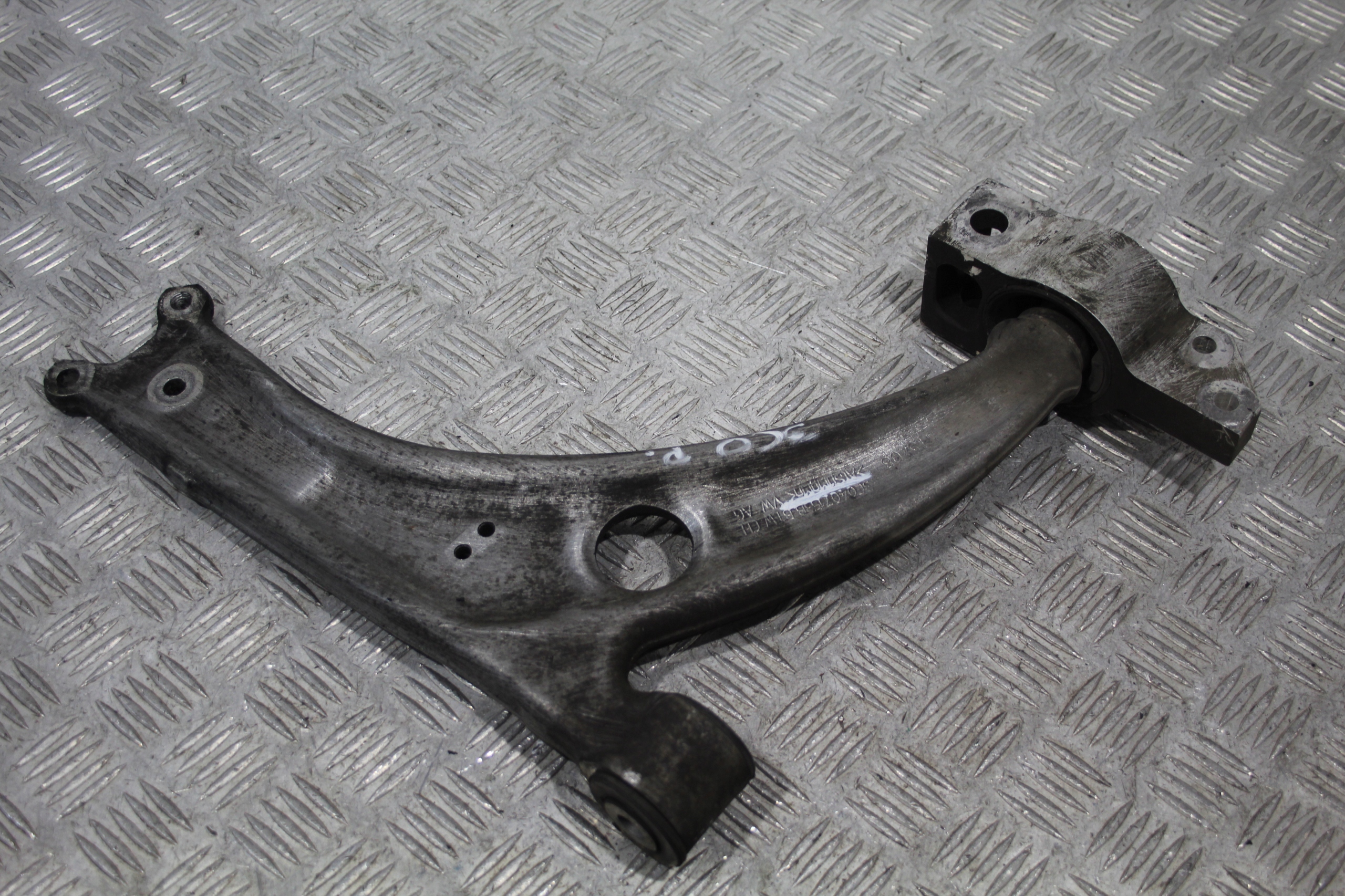 arm right front VW PASSAT 3C 3C0 3C9 3C0407153B