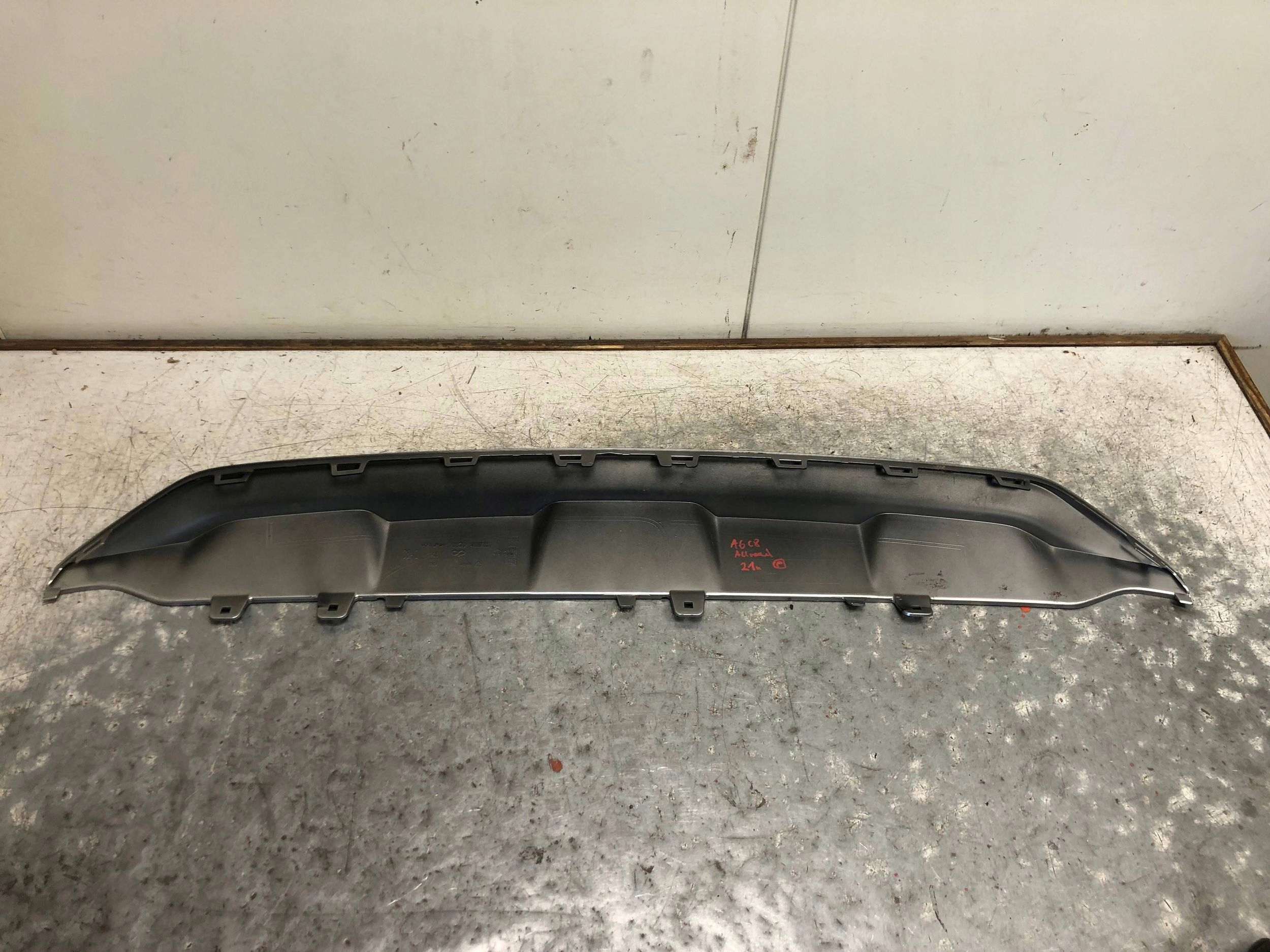 Diffuseur Accessoires Pare choc Arrière AUDI A6 C8 ALLROAD 4K9807835