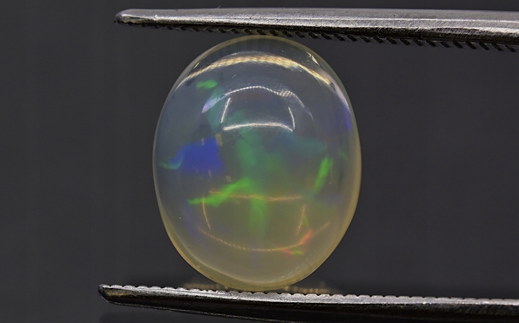 Opál z Etiopie kabošon ovál 10x8 mm