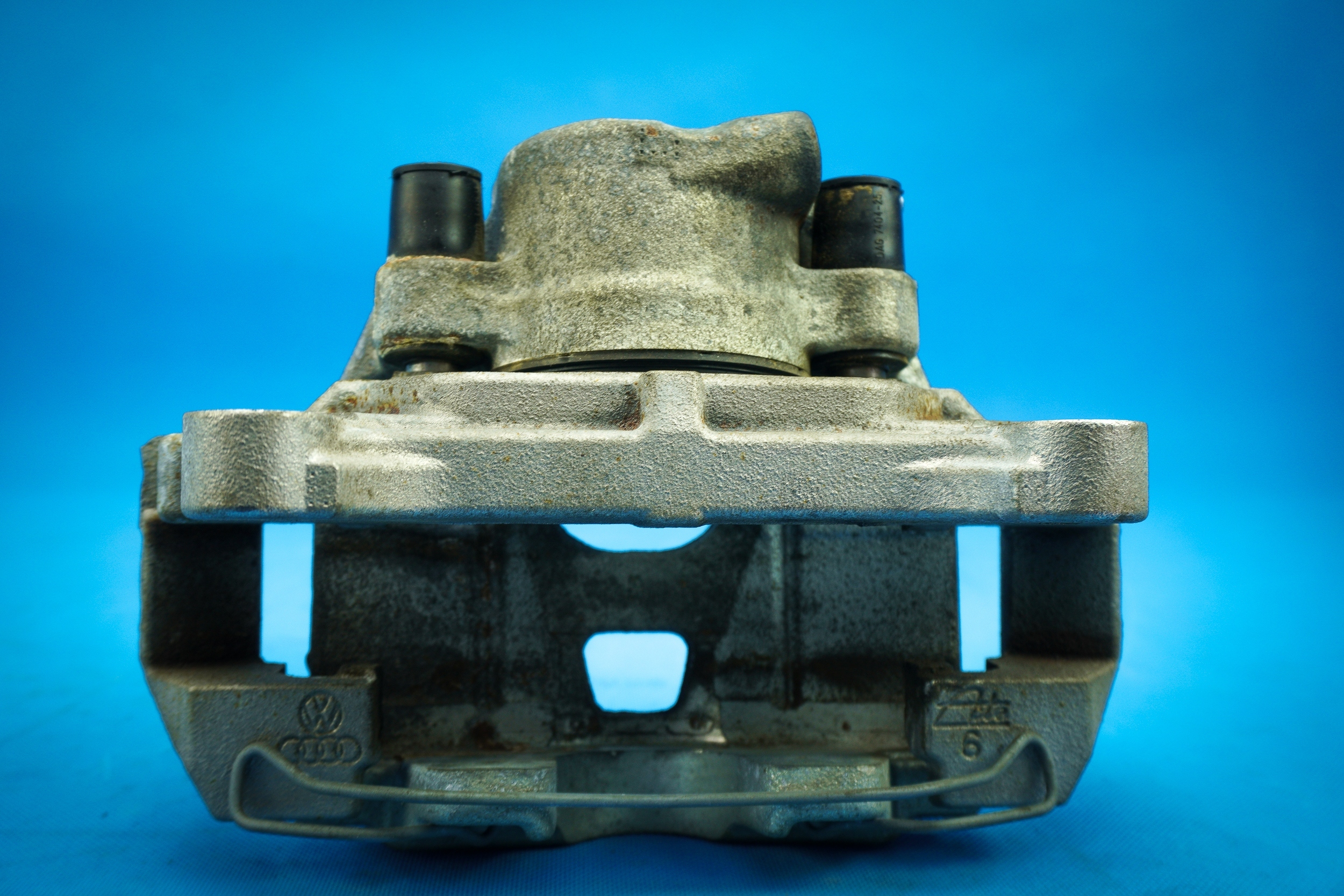 třmen brzdový předek Audi A4 8K A5 8K0615105AB