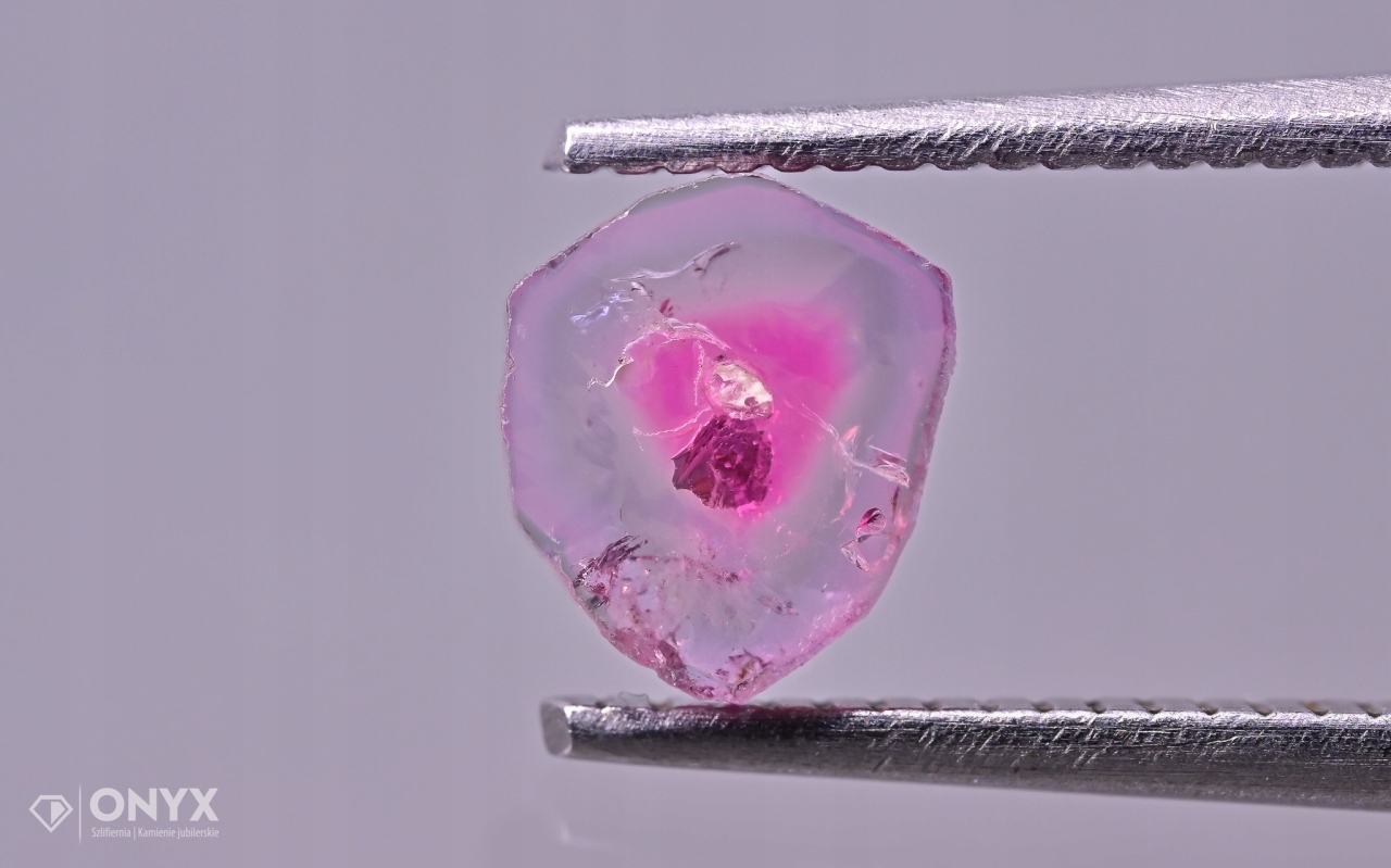 Turmalín nepravidelná dlažba 5,5x5 mm