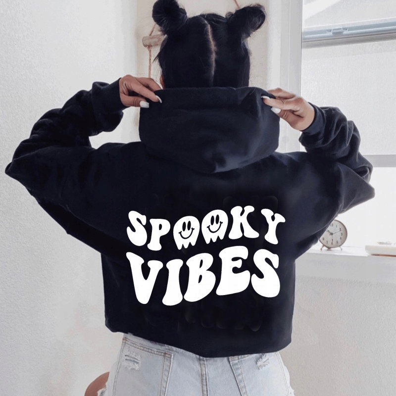 

Czarna modna bluza z Spooky Vibes na plecach L