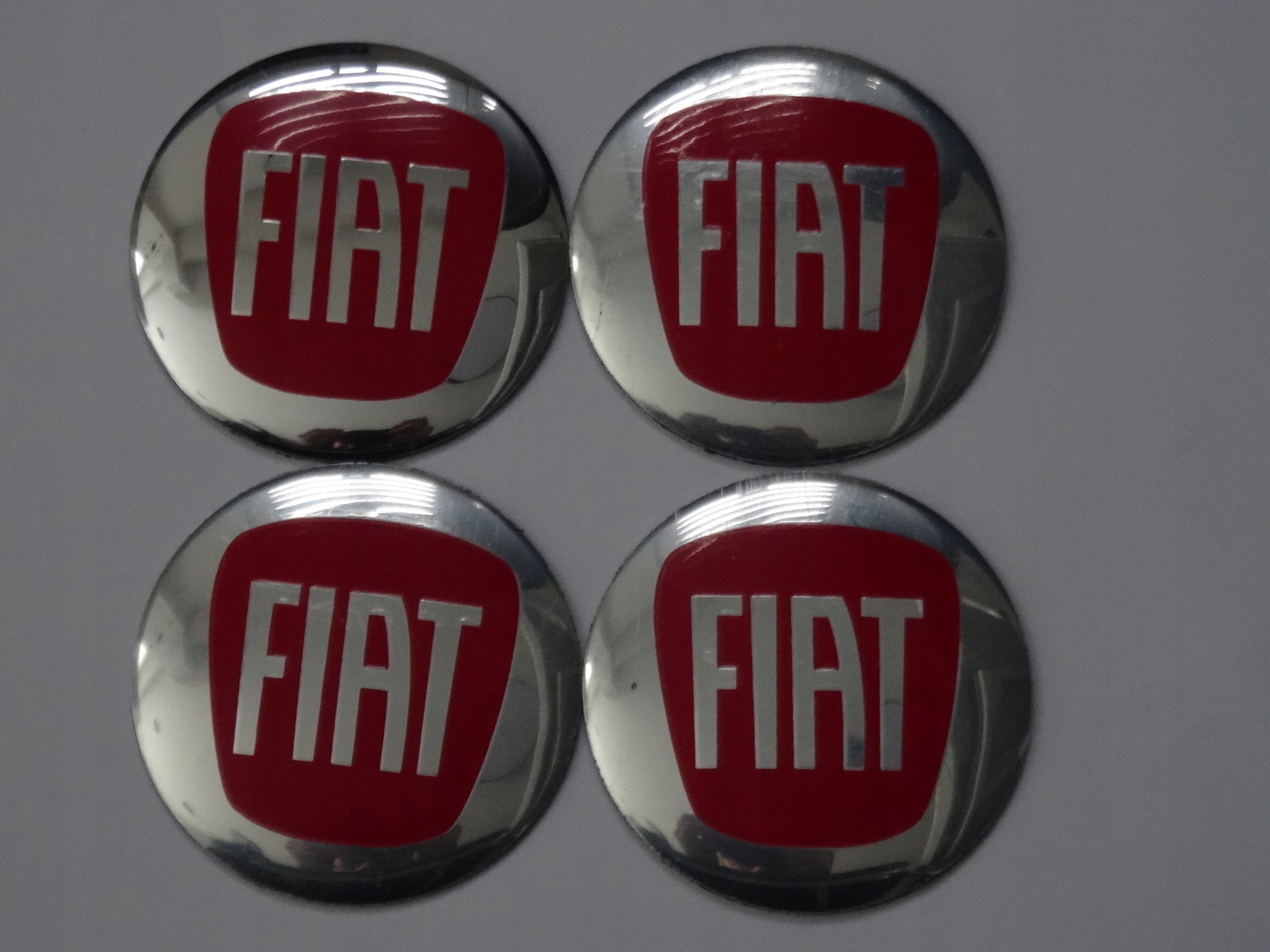 

4x Aluminiowe naklejki na dekielki Fiat 56mm czerw