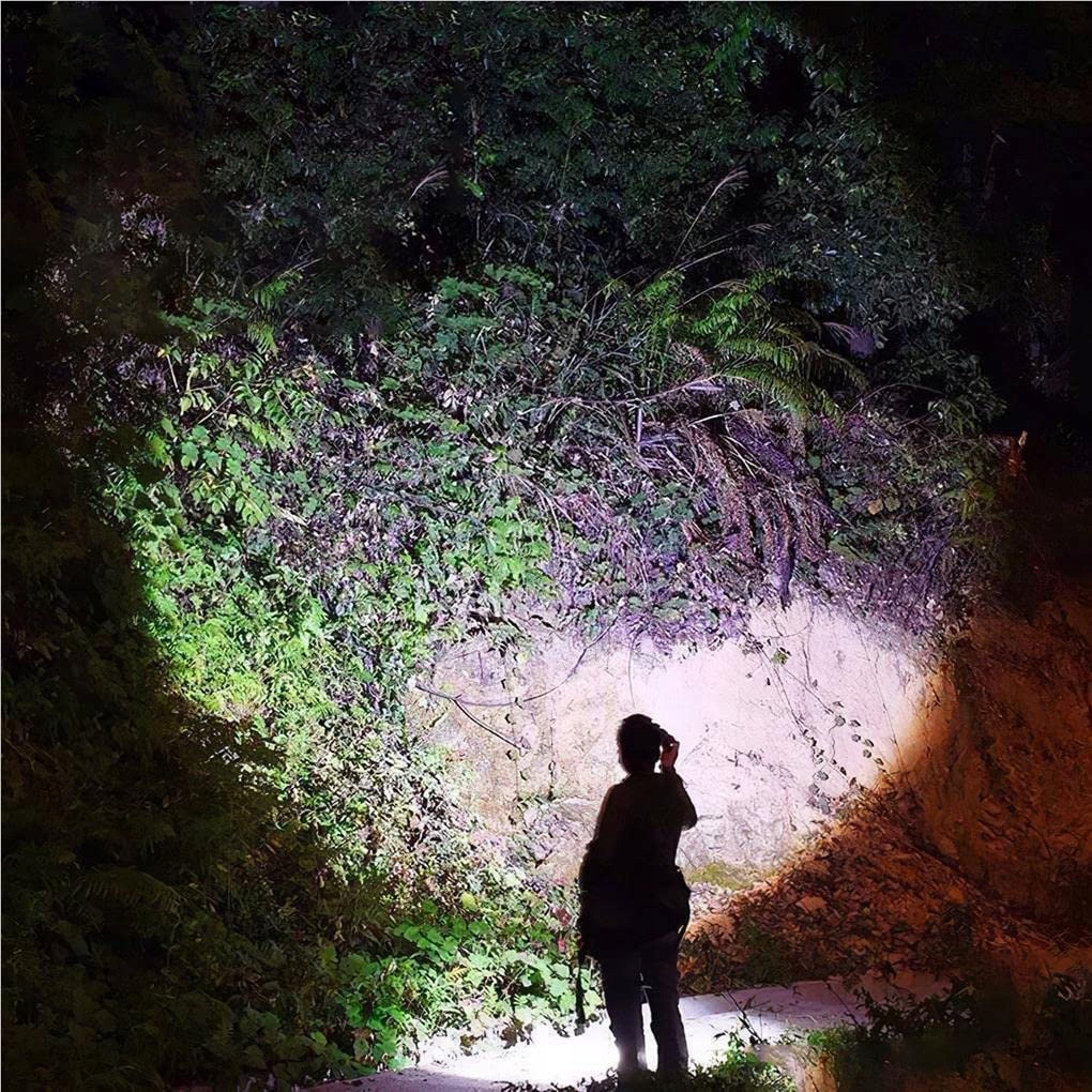 MOCNA AKUMULATOROWA LATARKA REFLEKTOR SZPERACZ LED Zasilanie akumulatorowe