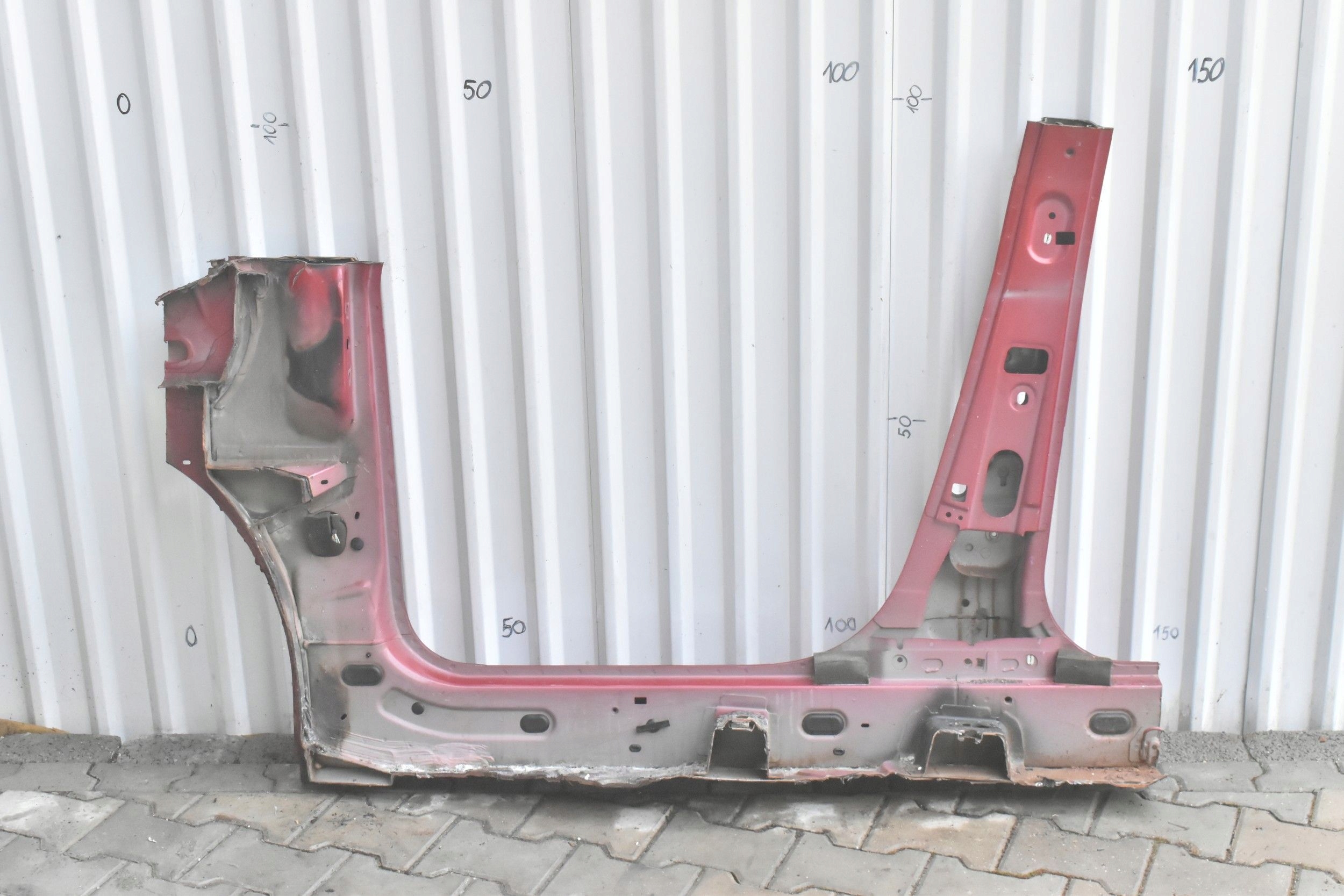 PRÓG PRAWY PRZÓD SŁUPEK ŚRODKOWY DACIA LOGAN II SANDERO II Kolor czerwony