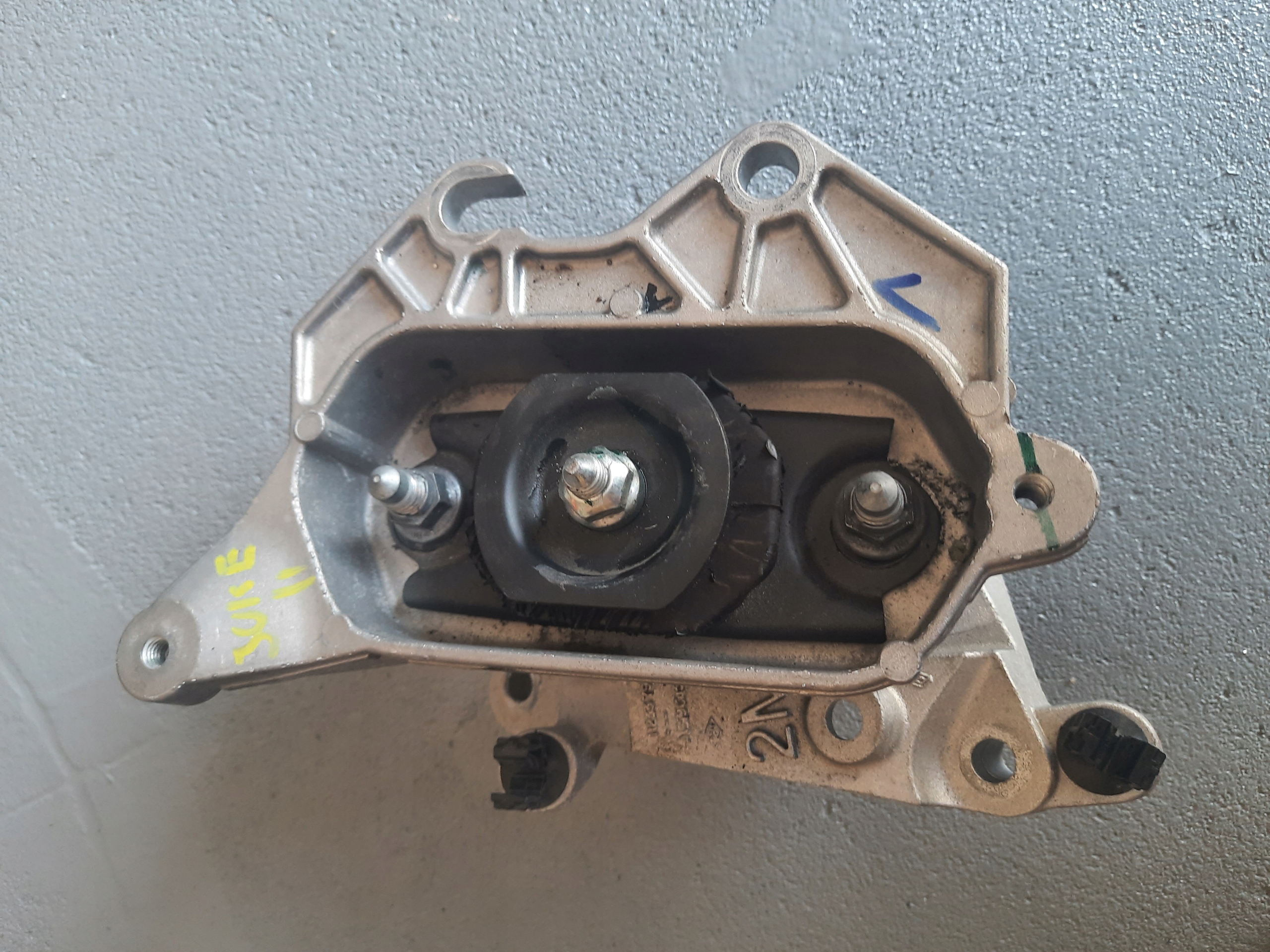 PODUSZKA SKRZYNI BIEGÓW ŁAPA NISSAN JUKE II F16 Producent części Nissan OE