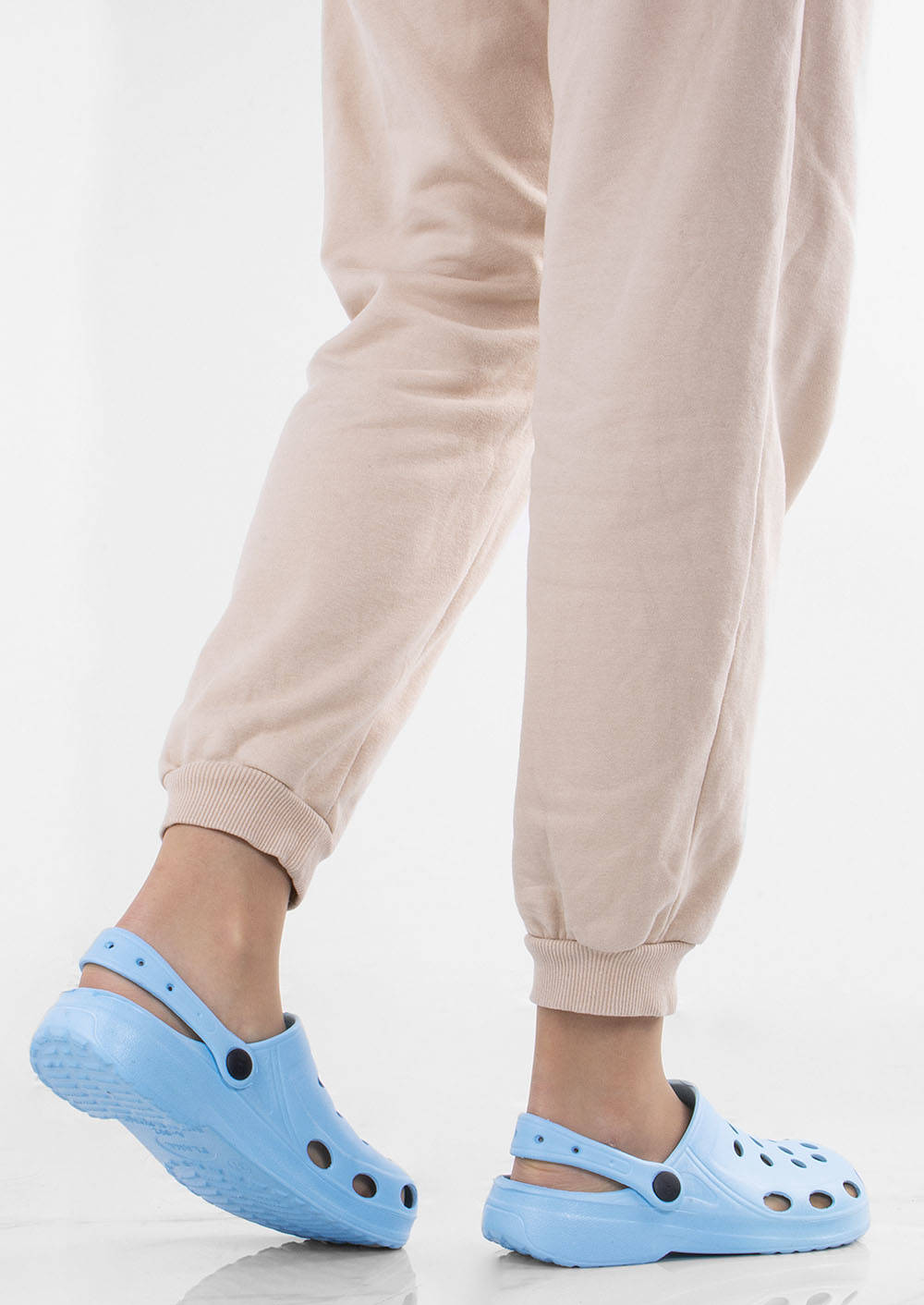 BŁĘKITNE LEKKIE KLAPKI KROKSY 36 Materiał zewnętrzny inny