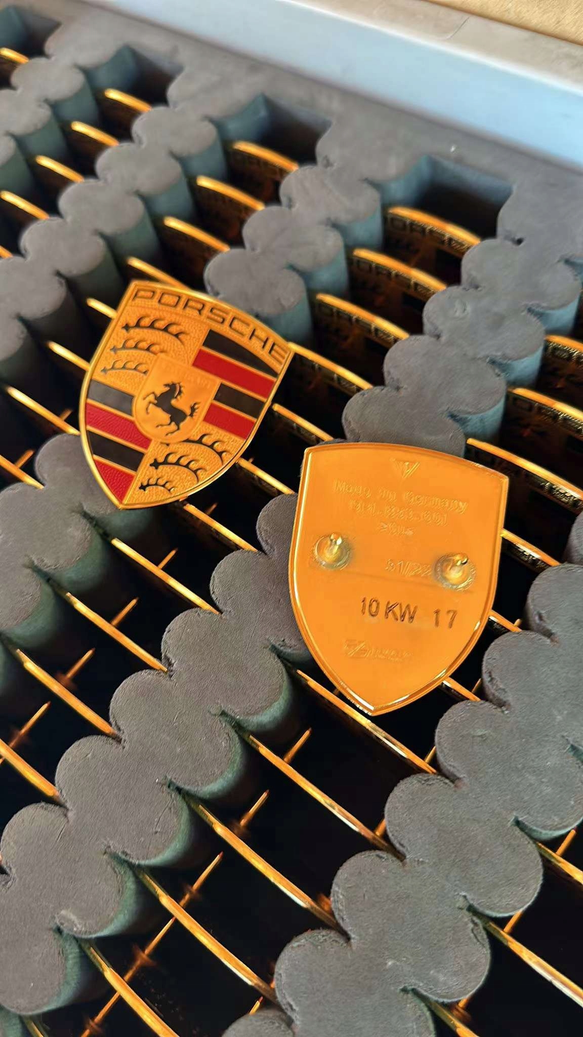 Porsche znaczek emblemat logo na maskę 9P1853601