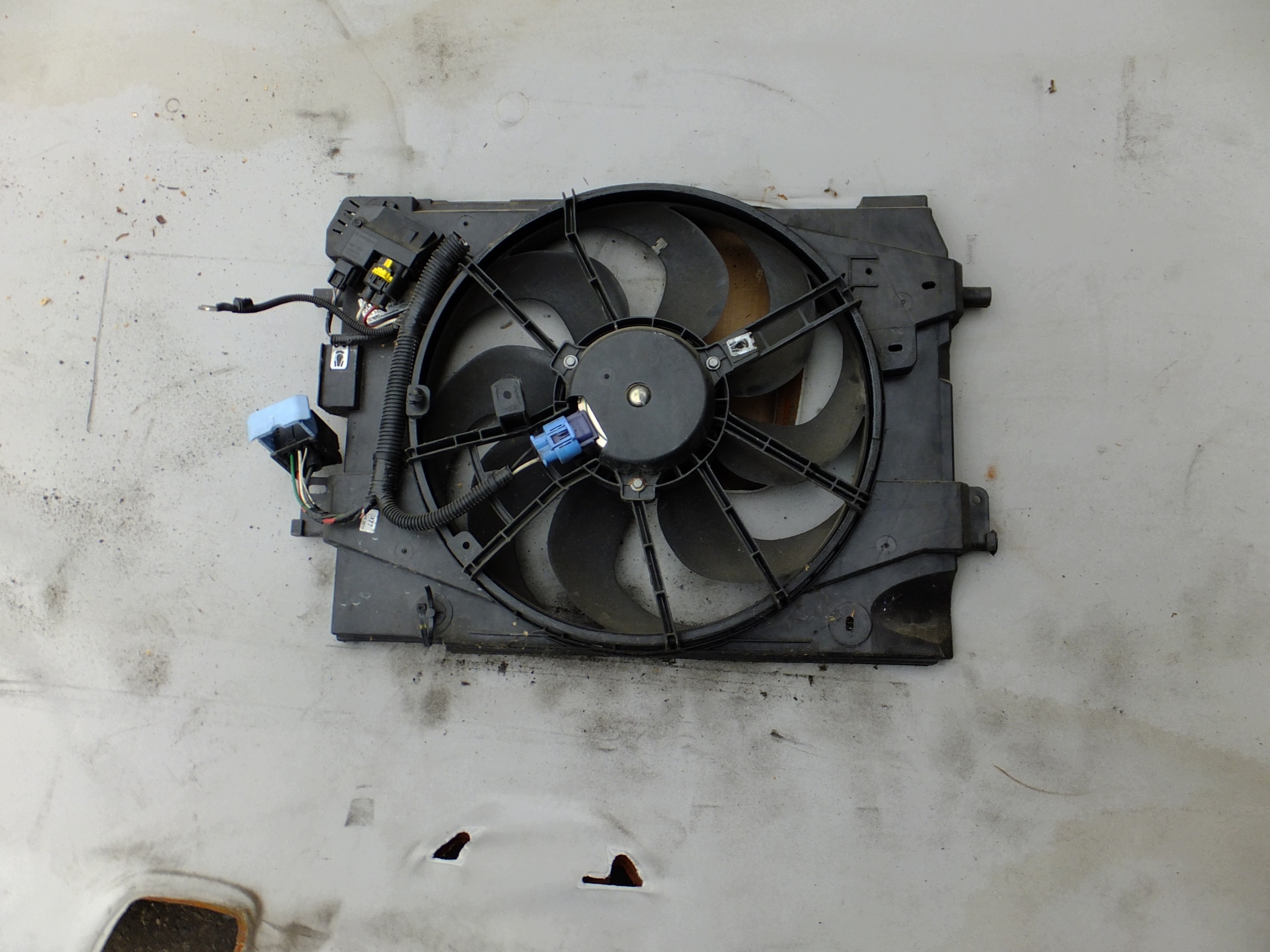 ventilátor chladiče renault clio IV 1,5 dci 2017r 214818009R