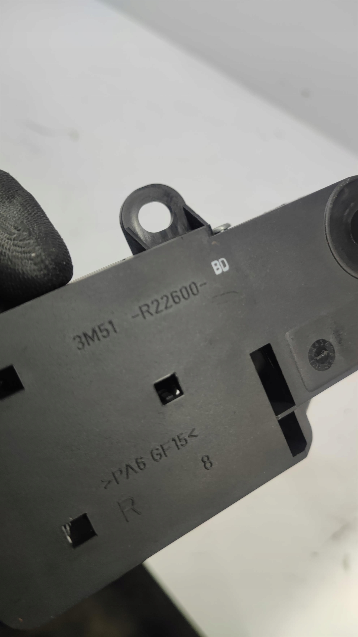 KLAMKA WEWNĘTRZNA PRAWA FORD FOCUS 3M51-R22600-BD Producent części Ford OE