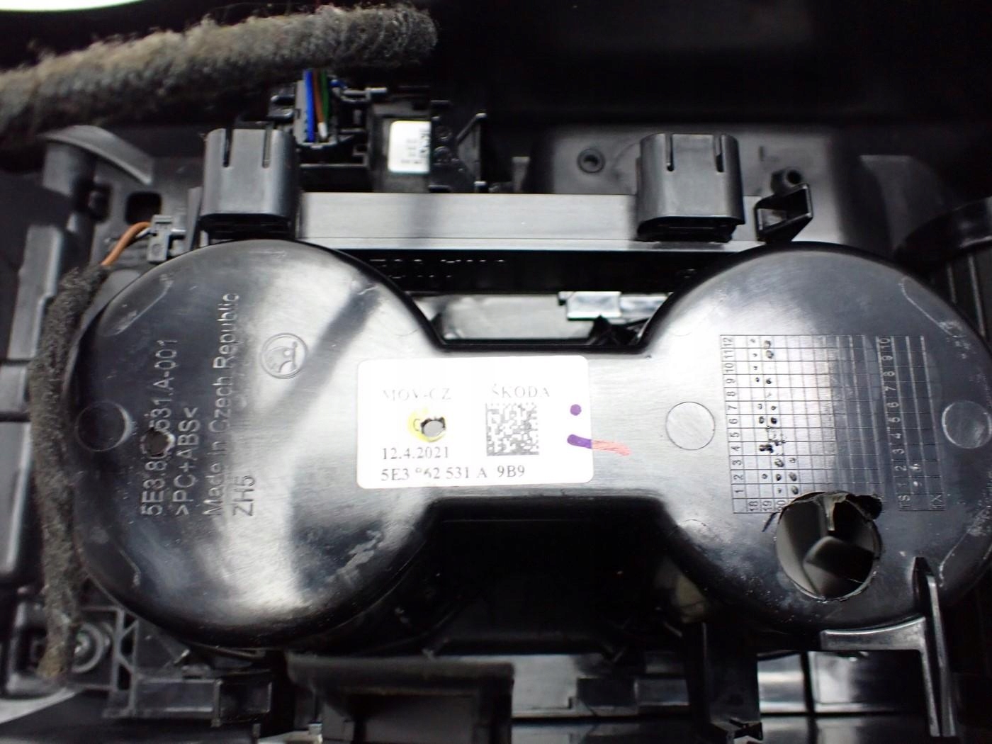 тунель подлокотник usb европа SKODA OCTAVIA IV 5E3 21R