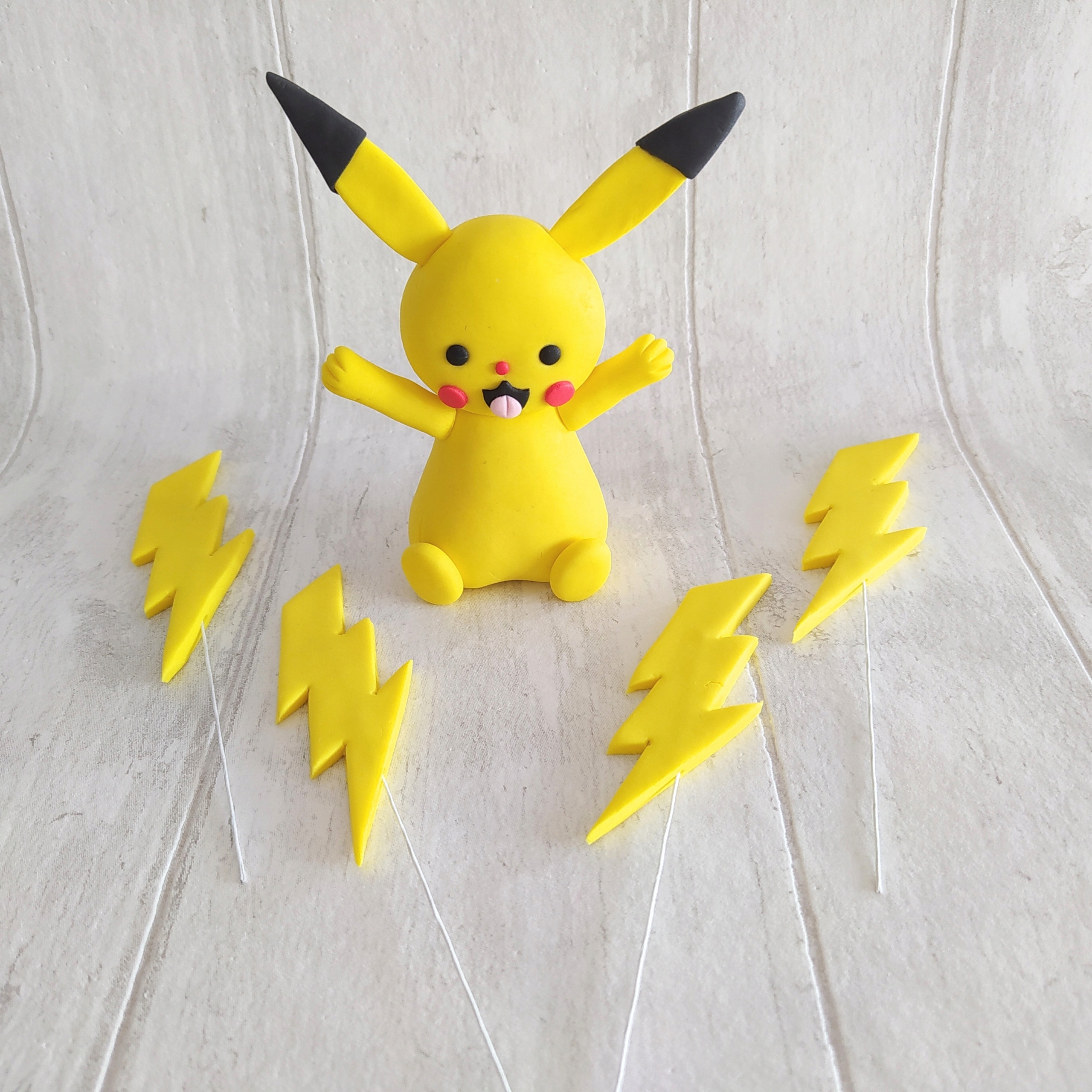 Levně Pikachu figurka blesky 4 ks Sada dekorace z cukrové hmoty na dort