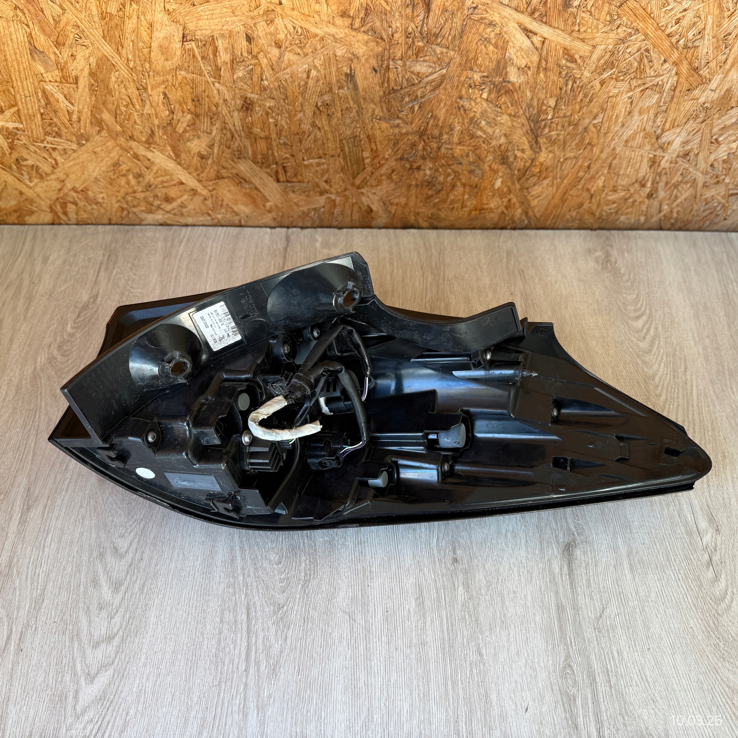 light rear left TOYOTA YARIS CROSS 81560-0DE20 damaged