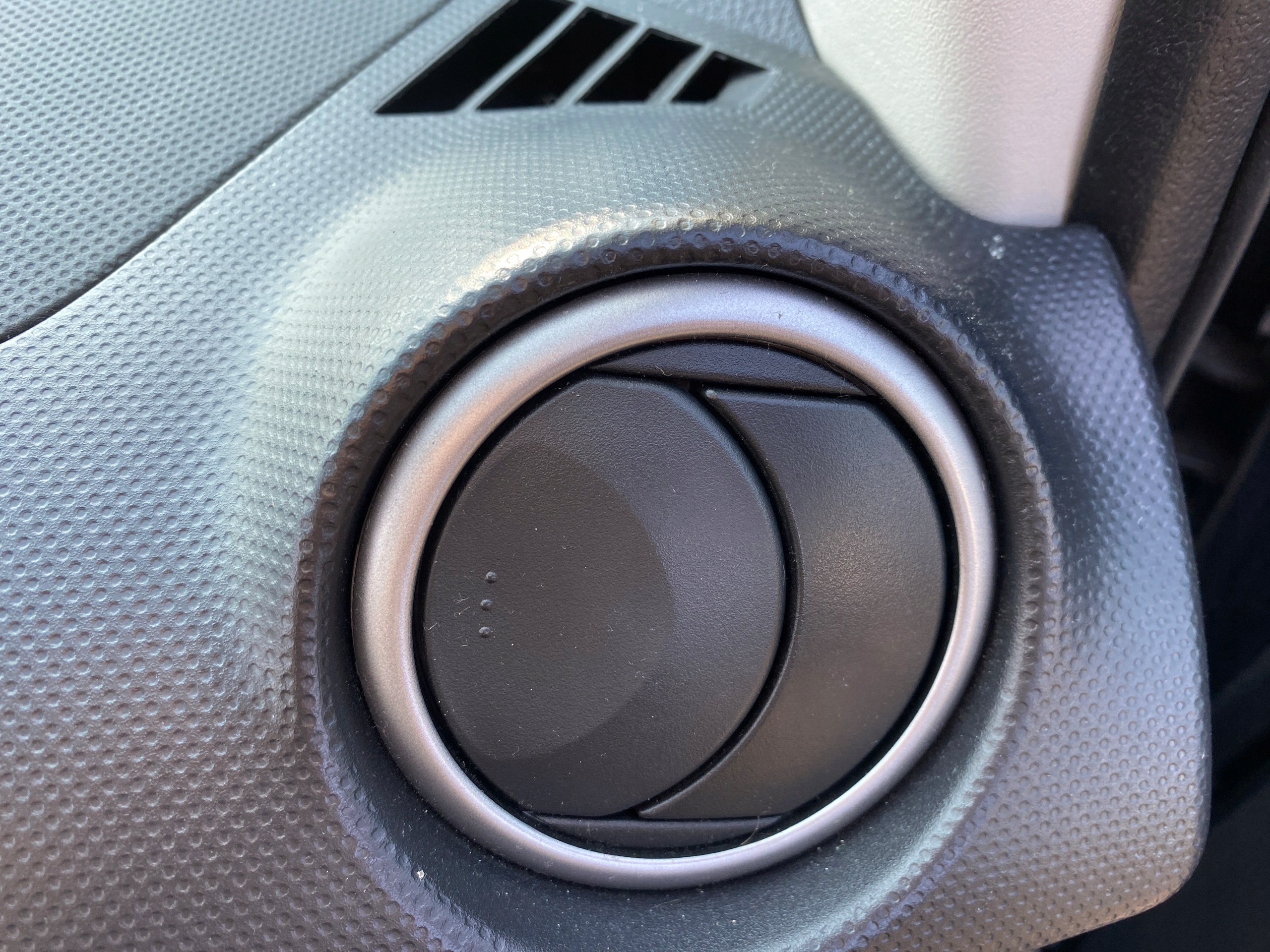Mazda 2 1 a FL 02-07 mřížka klími vzduchový pravá spolujezdce