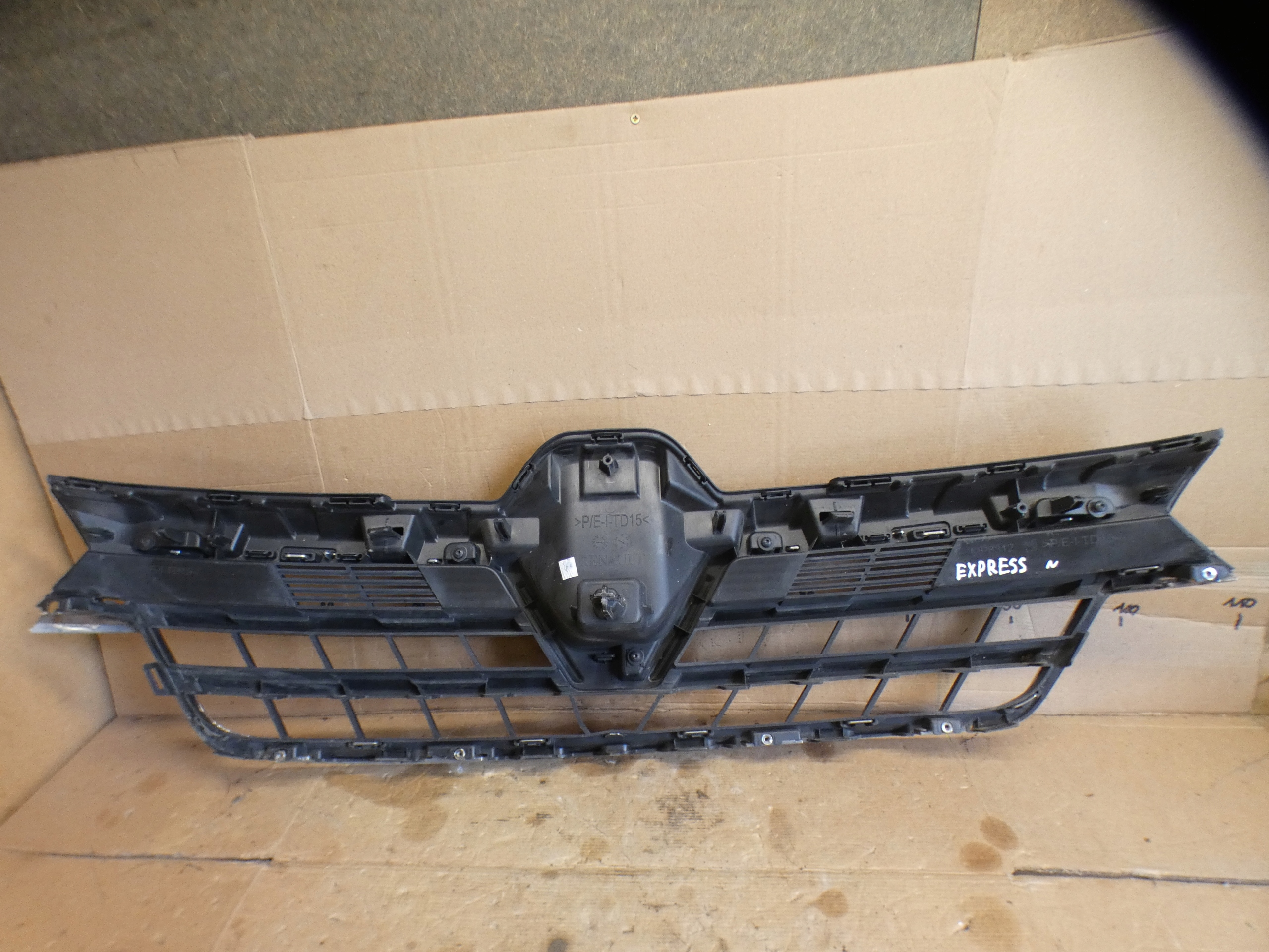 Grille RENAULT EXPRESS II 622565187R