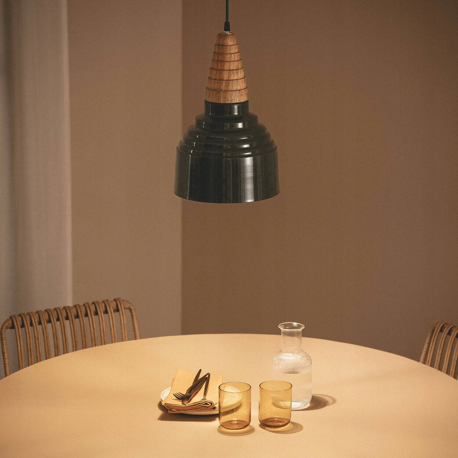 Závěsná lampa Arlene Yash, dřevěná a kovová