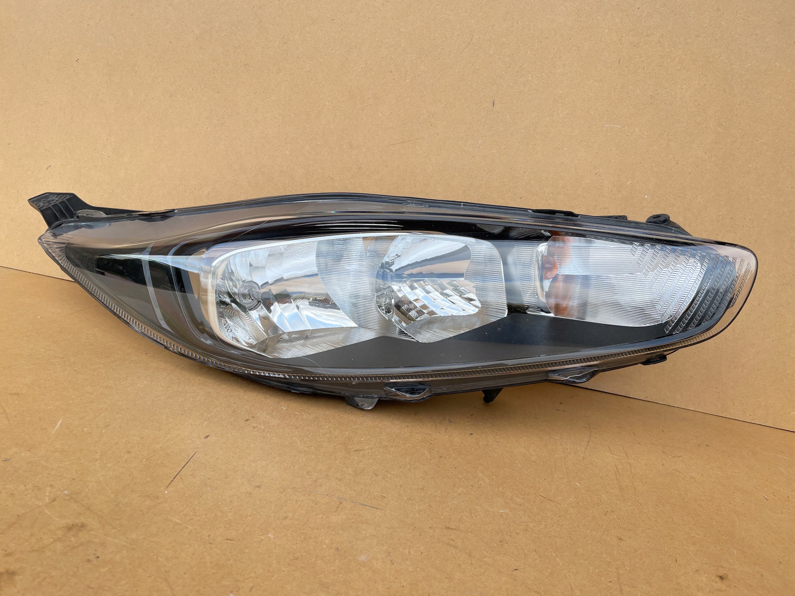 FORD FIESTA MK7 LIFT 2012- LAMPA PRAWY PRZÓD