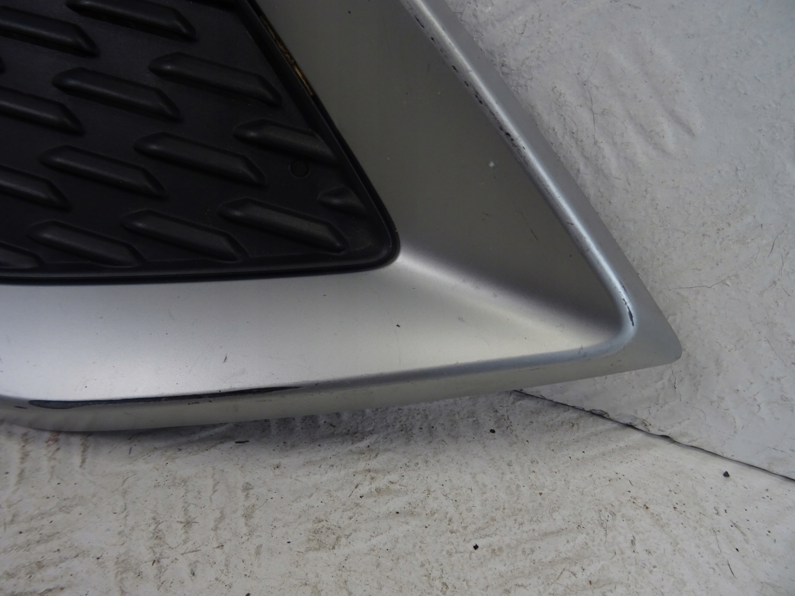 grid of a bumper front front right AUDI Q2 LIFT 81A807682R