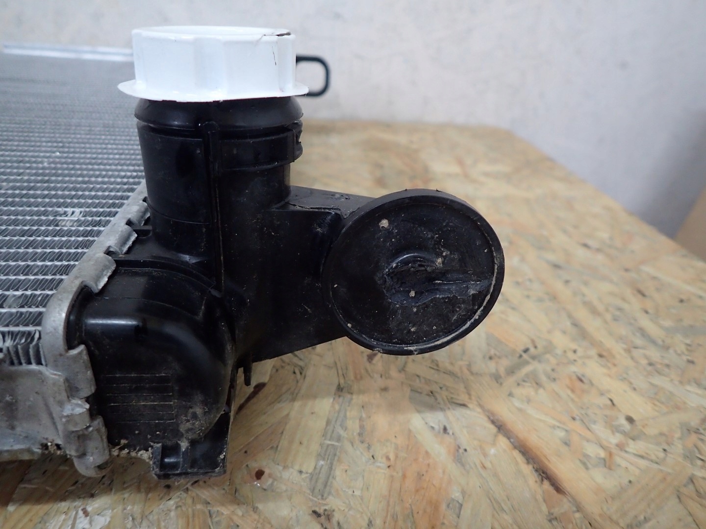 RADIATORE / RAFFREDDATORE CIECZY D’ACQUA AUDI A4 B9 2015- 8W0121251AB