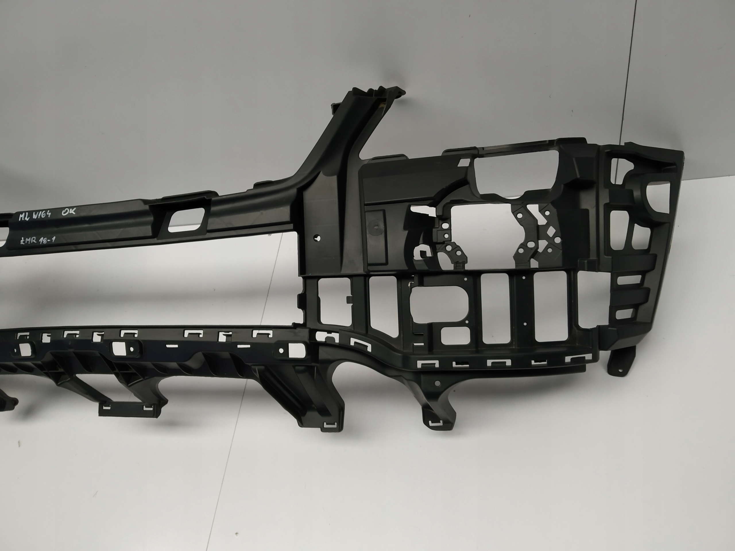 2005-2008R MERCEDES ML W164 TRAVERSE INSERT SUPPORT PARE CHOC AVANT