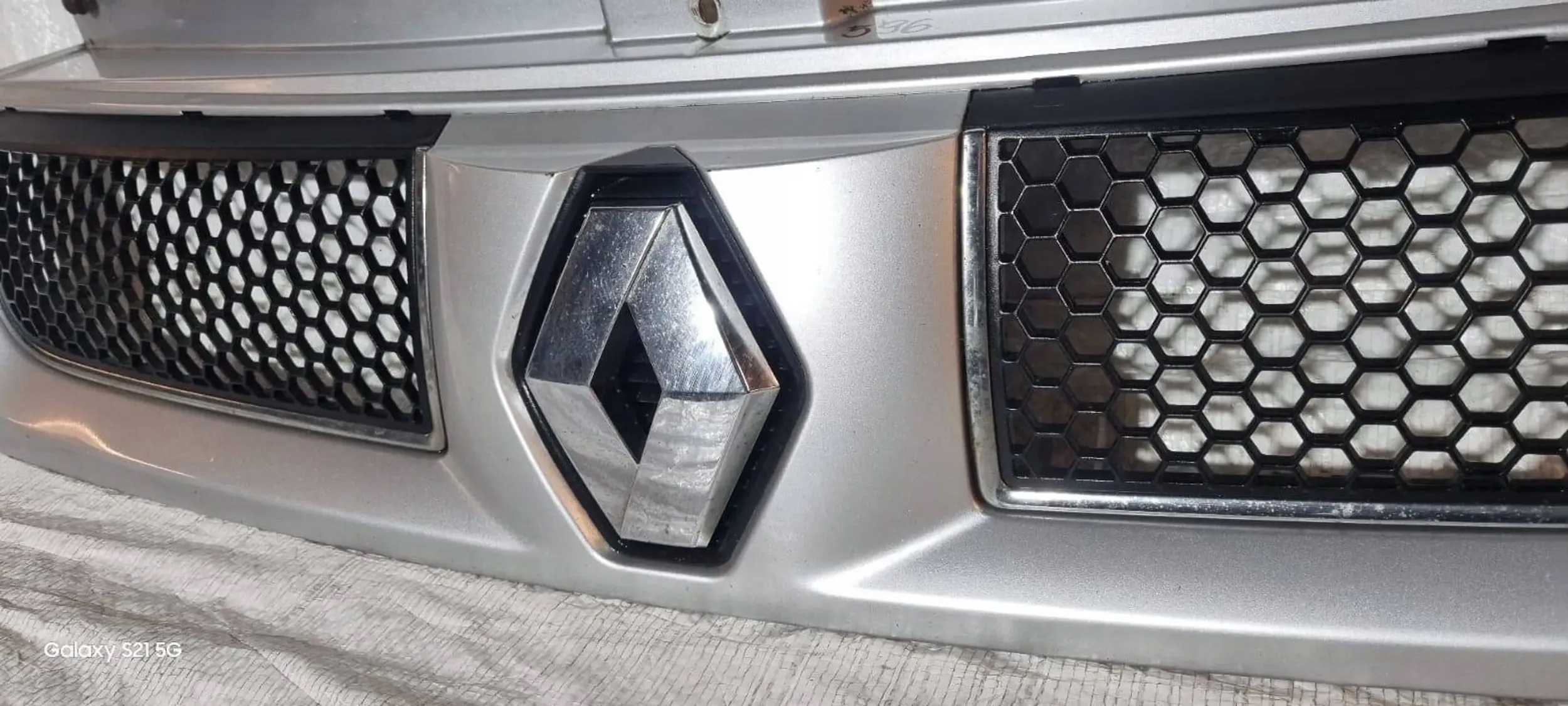 решетка радиатора переднего opel Vivaro II 01-