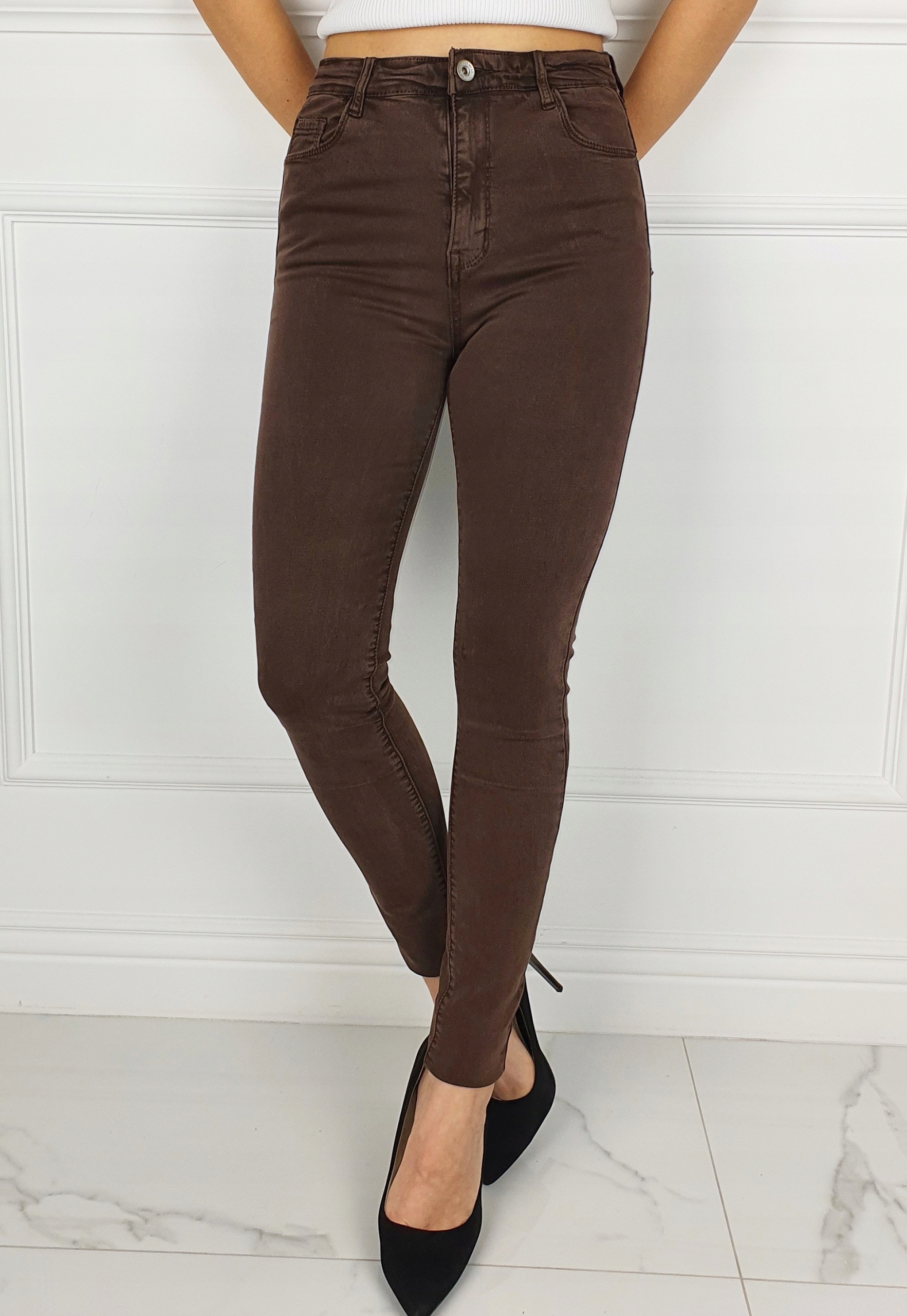 # DAMSKIE SPODNIE JEANSOWE WYSZCZUPLAJĄCE KOLORY # Kolor brązowy