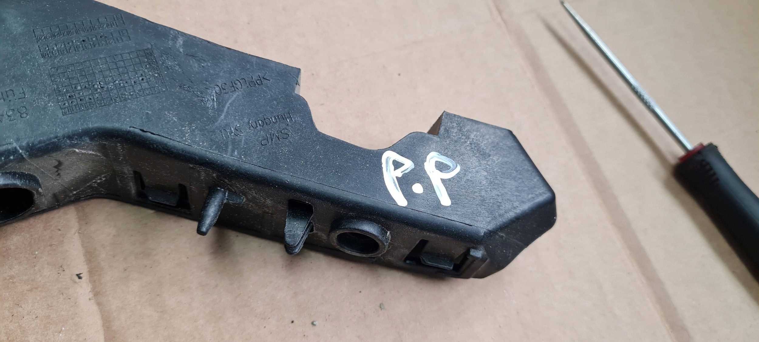 Q3 83A support holder of a bumper bracket right front 83A807184