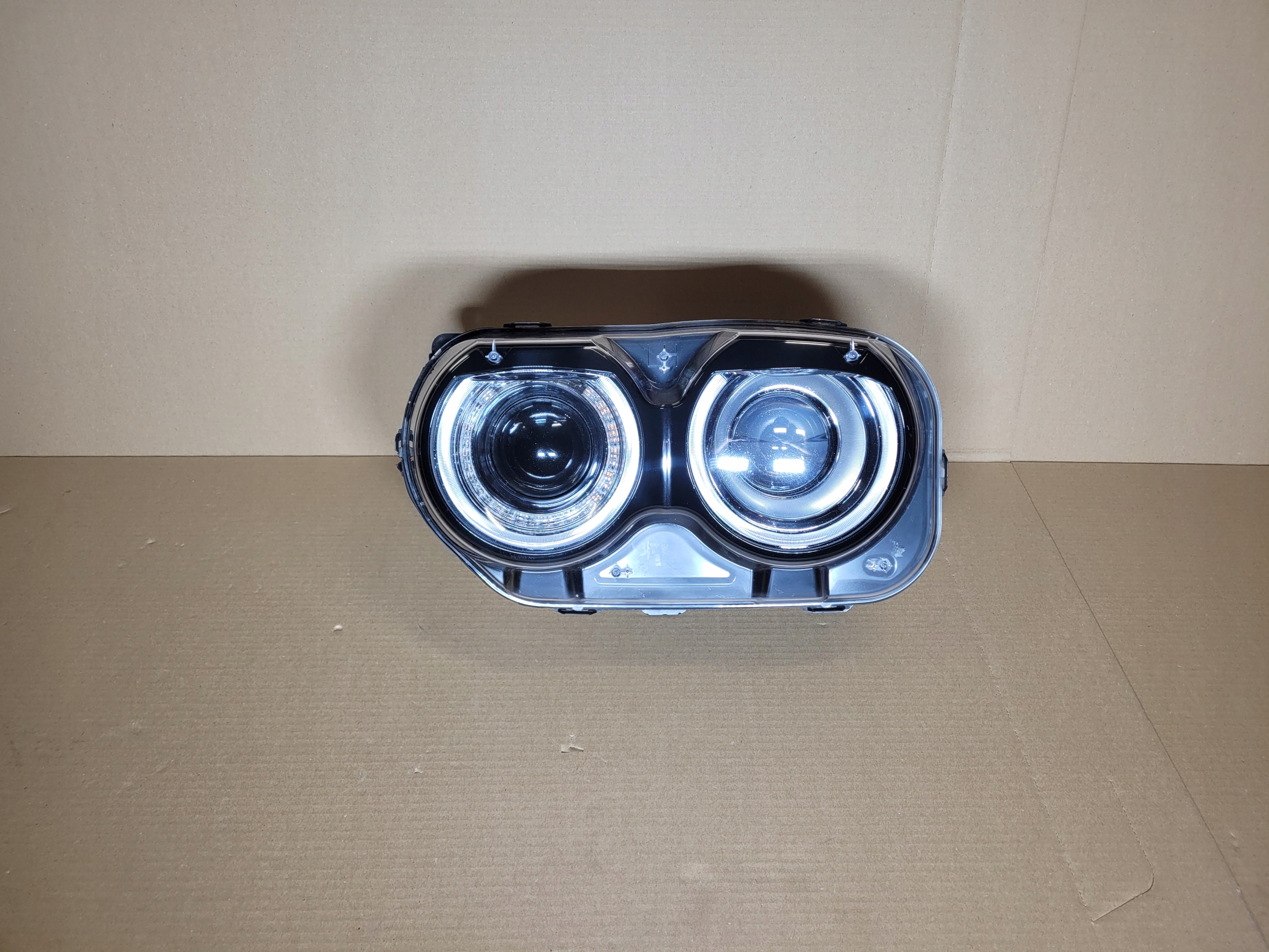 DODGE CHALLENGER 2015r-> LAMPA LEWA PRZEDNIA