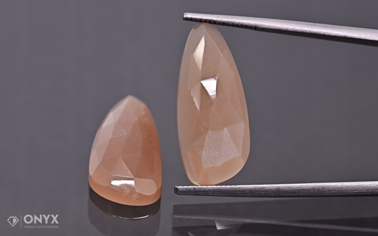 Měsíční kámen Pár fazetovaný nepravidelný 21x