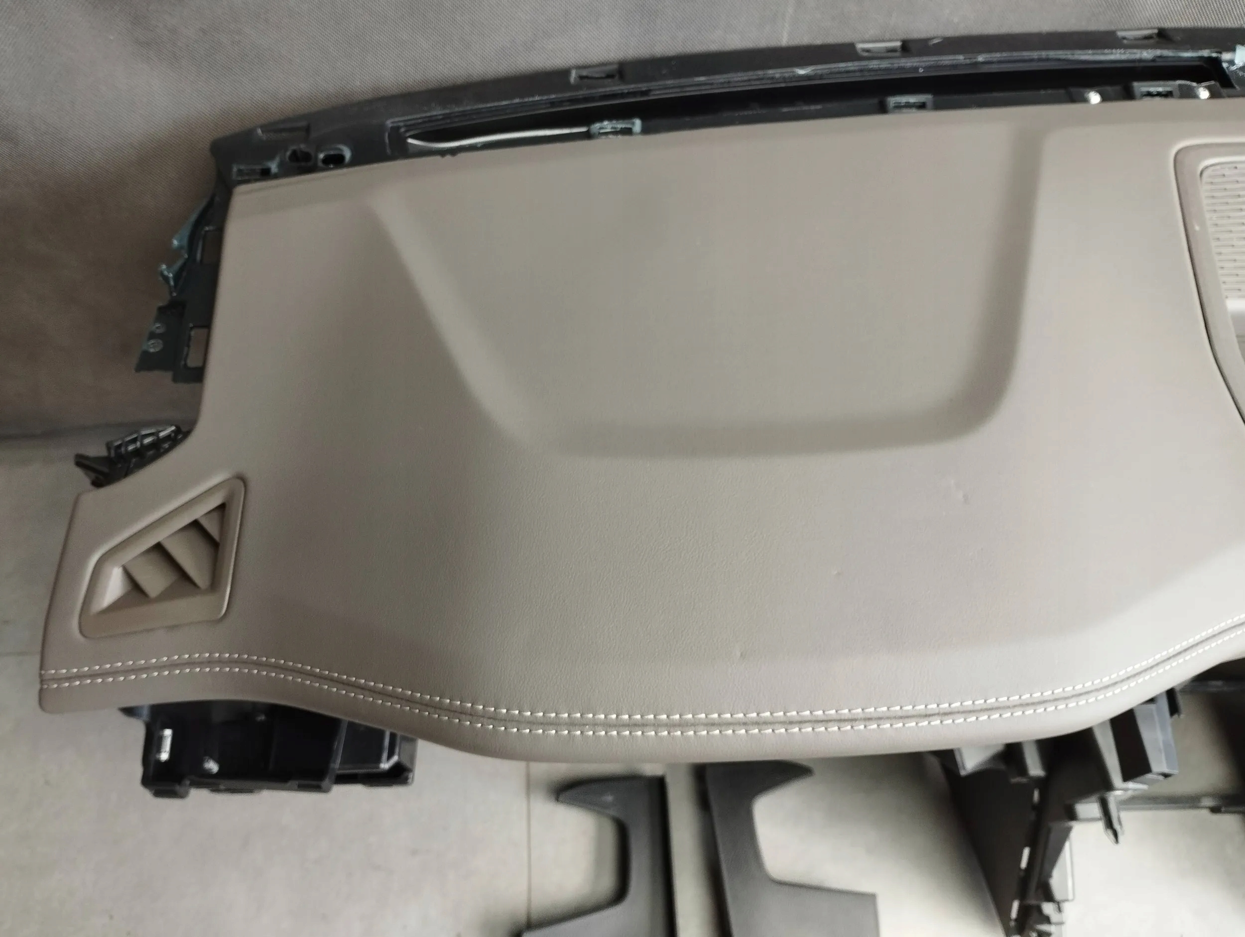 VW Amarok II dashboard panel airbags tension belts original