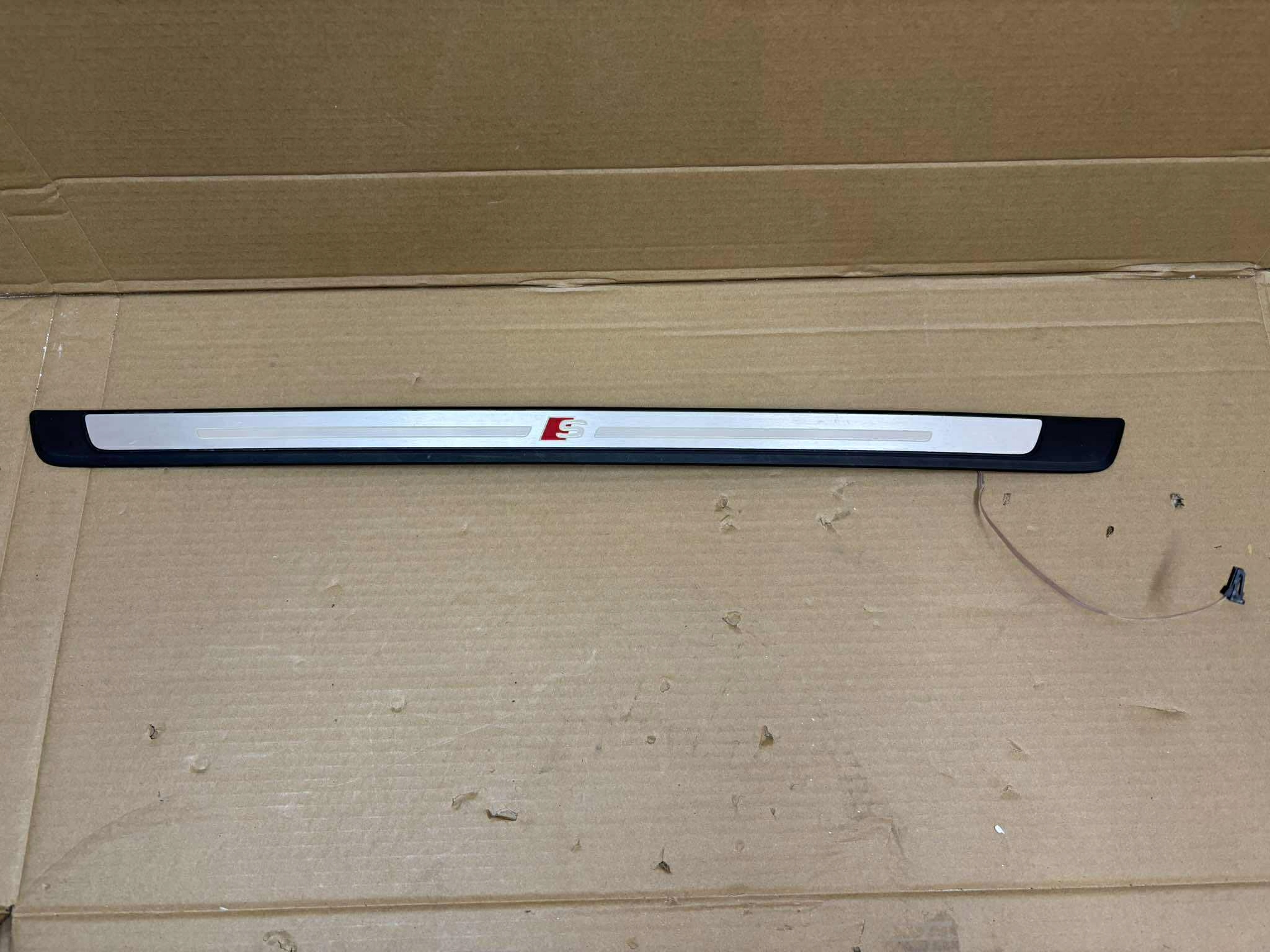 moulding cap of the threshold LED left AUDI A3 8V 8V3947417